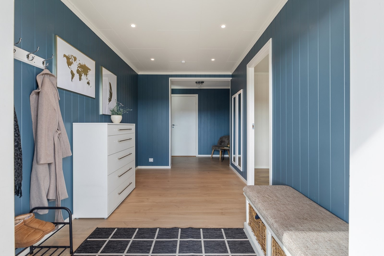 Velkommen inn - en romslig entré ønsker oss velkommen! Galleribilde
