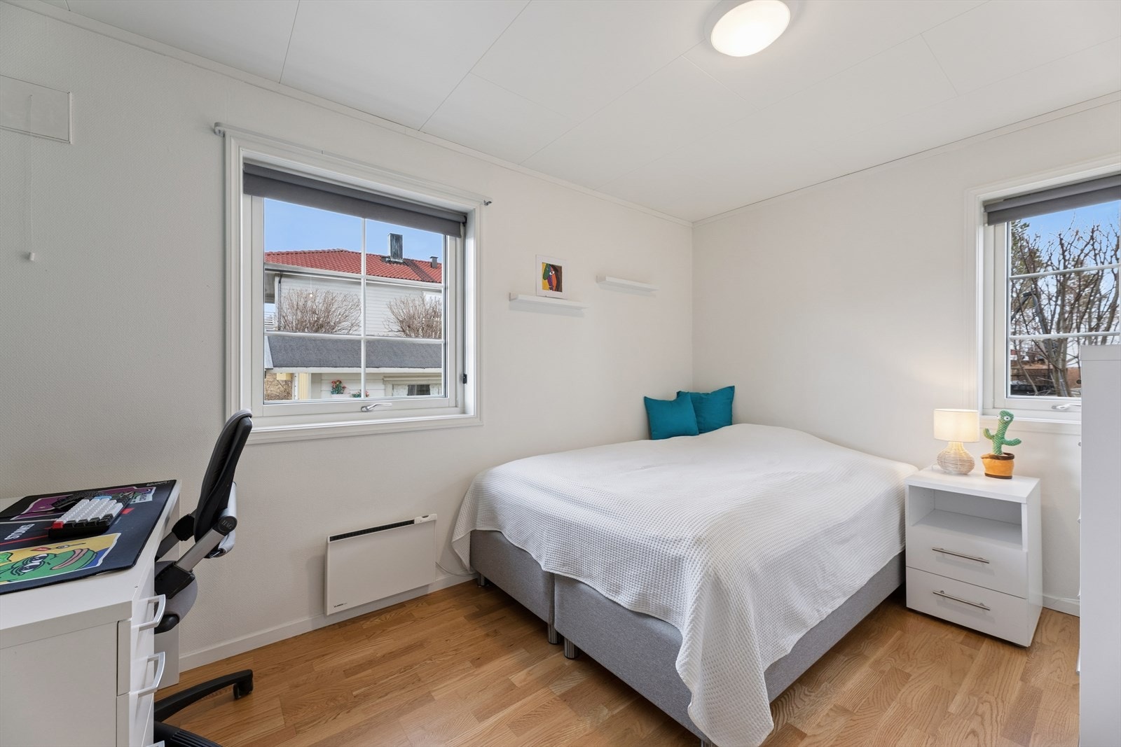 Rommet har malte plater og strie på veggene. Galleribilde