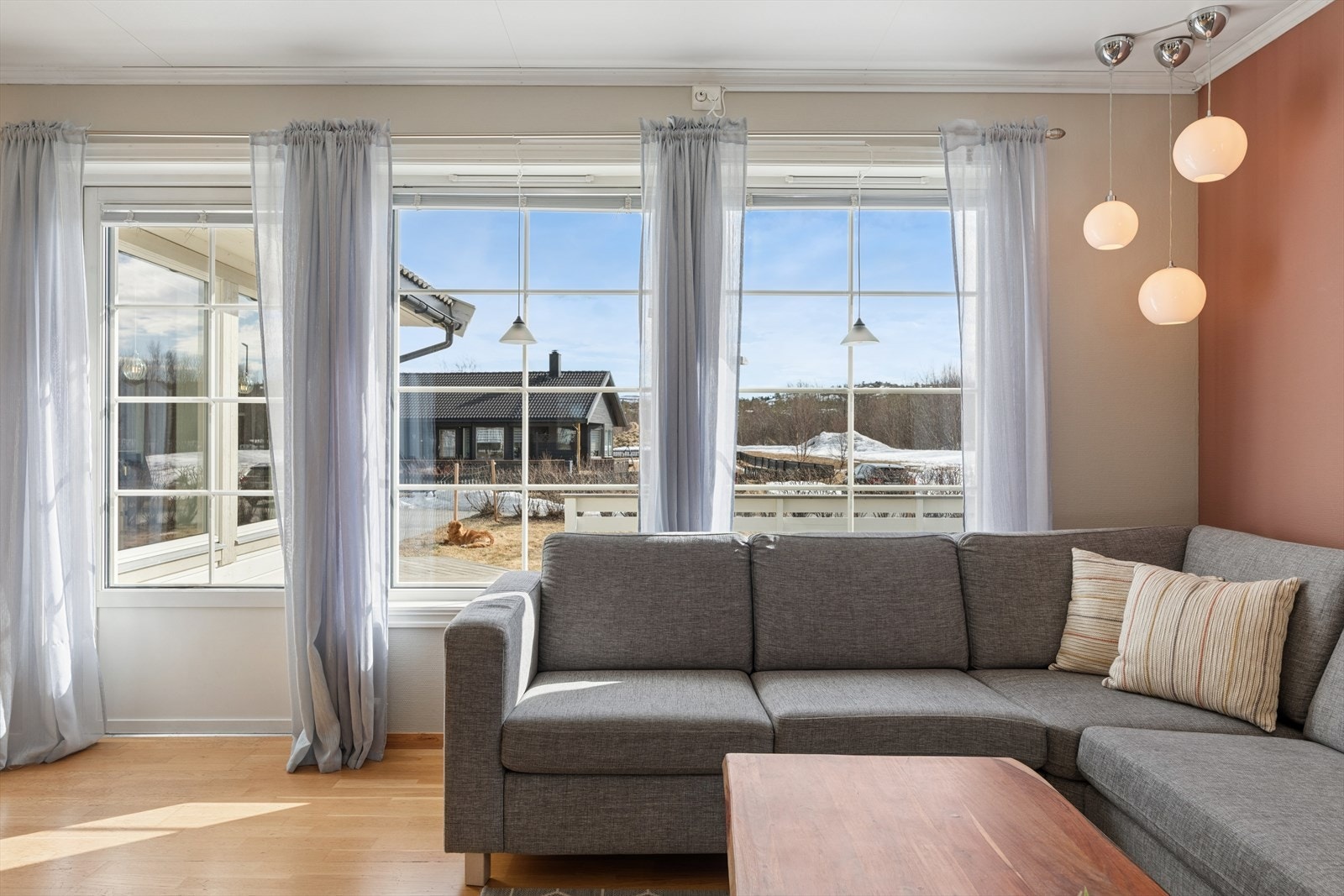 Malt balkongdør i tre gir utgang til uteområdet. Galleribilde