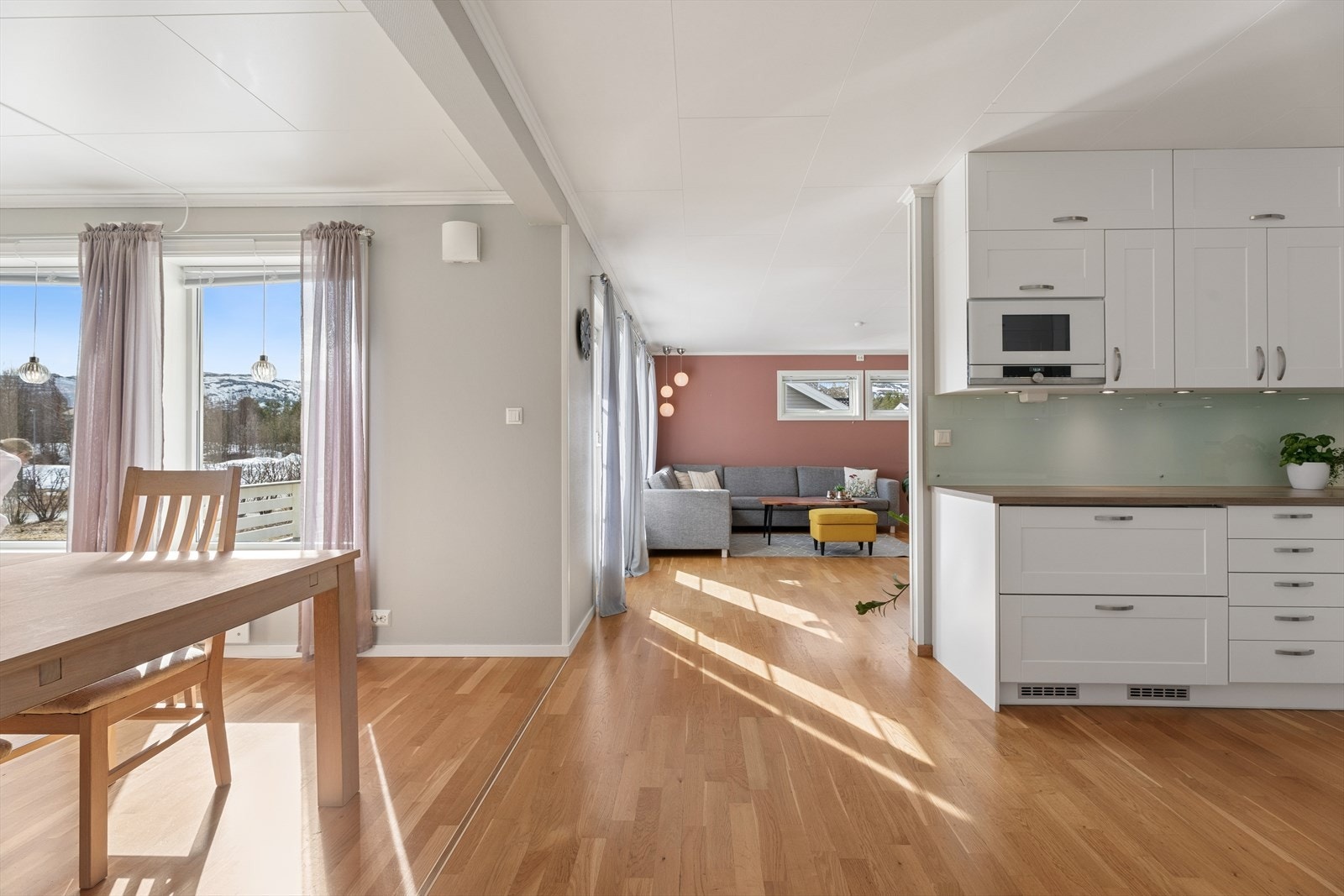 Kjøkkenet er praktisk plassert med en sosial åpen løsning mot spisestuen. Galleribilde