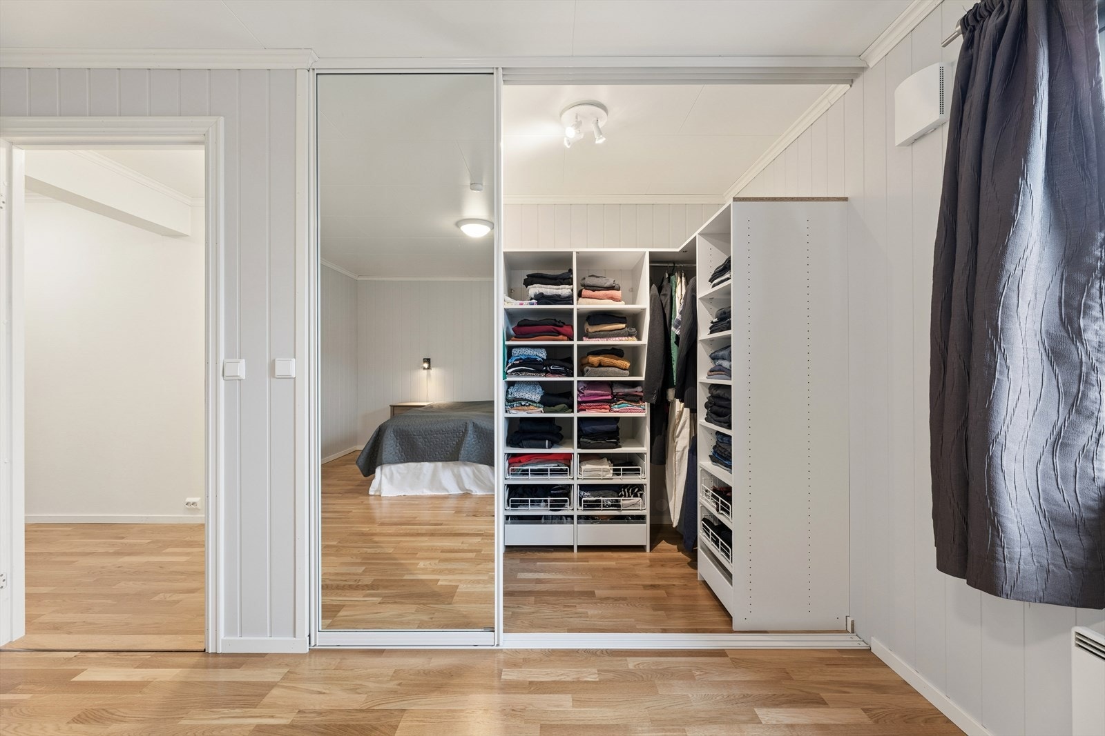 Walk-in-closet i tilknytning til hovedsoverommet. Galleribilde