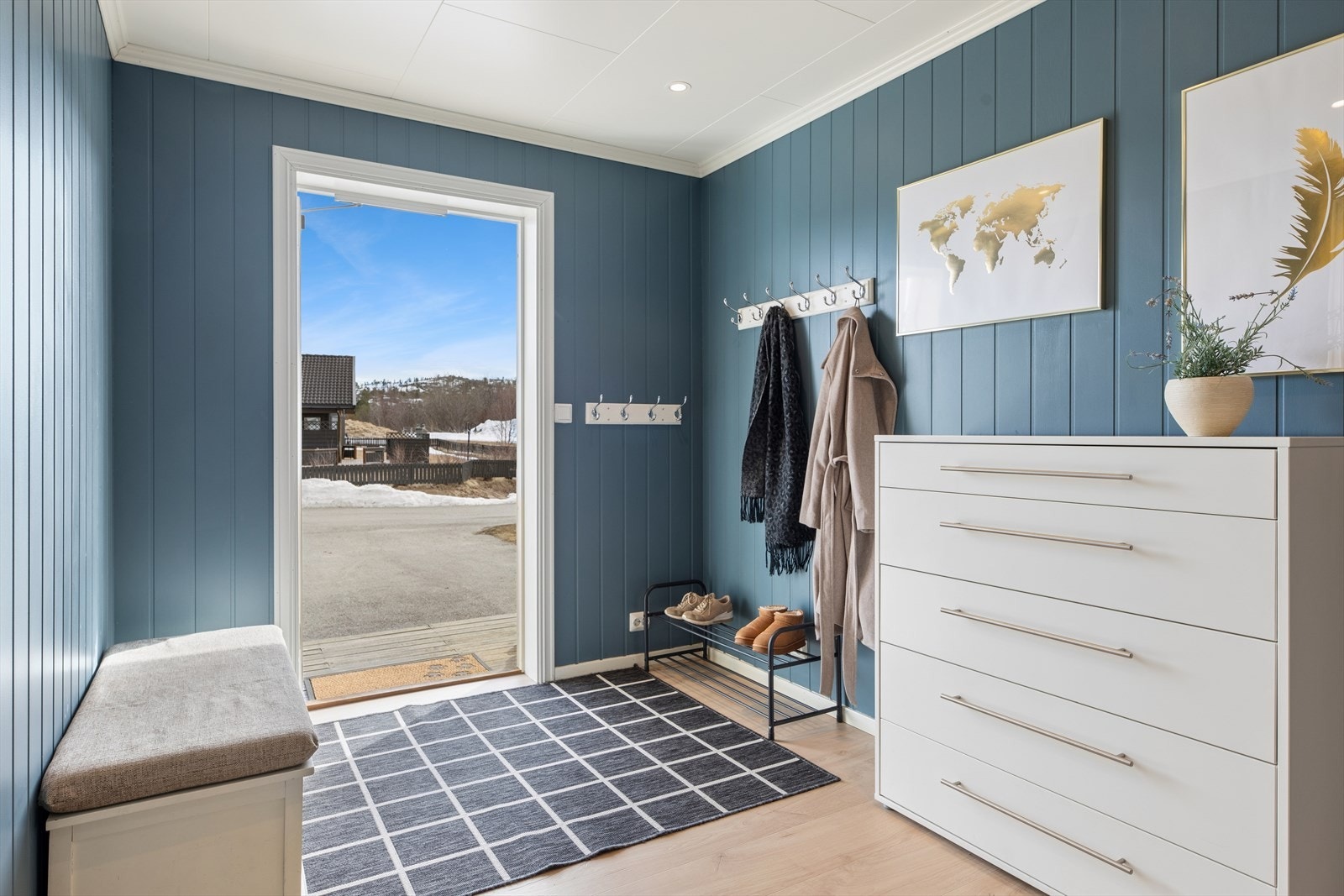 Plass til ytterklær og sko Galleribilde