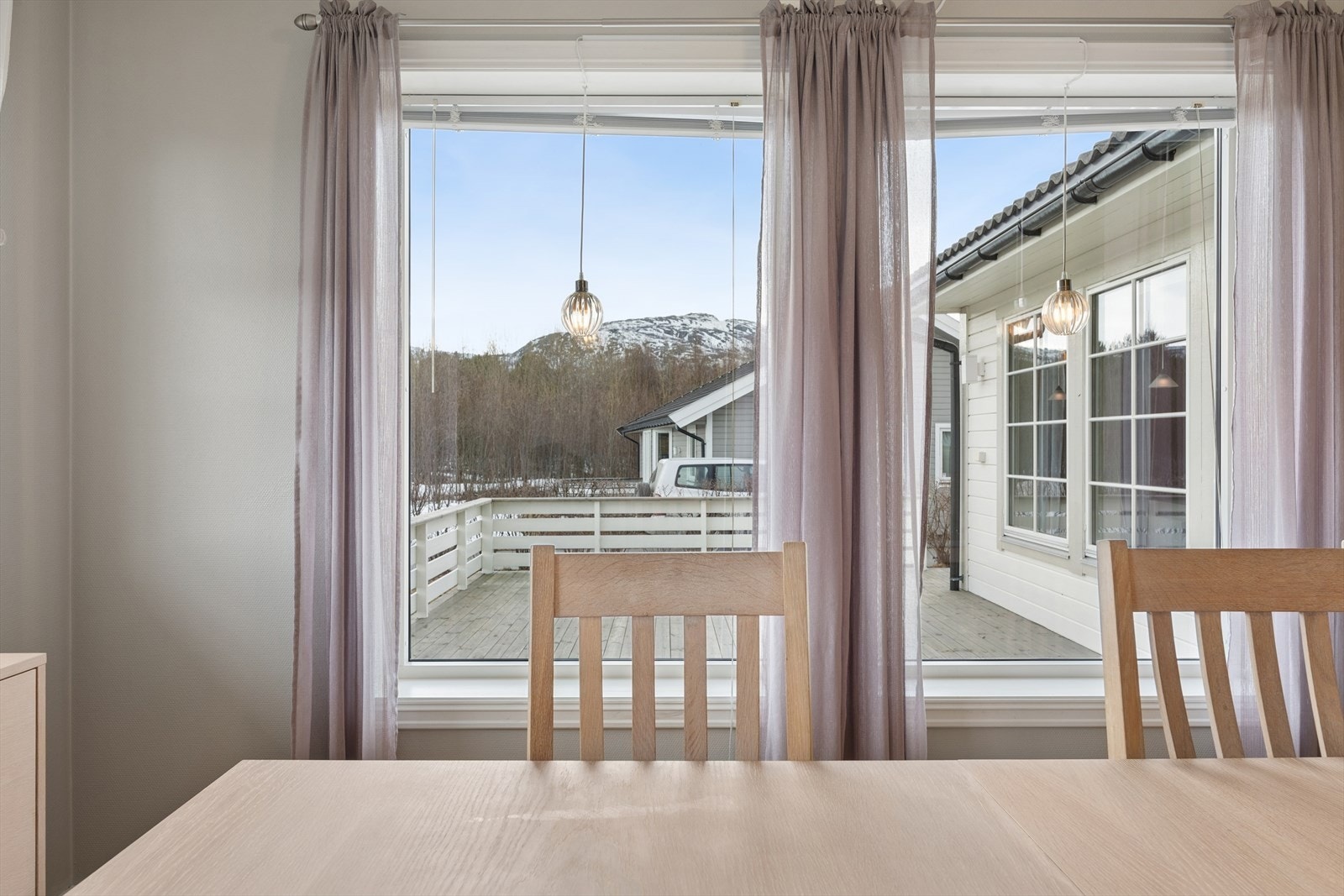 Fra spisestuen ser man ut mot terrassen og hagen, og de flotte omgivelsene rundt eiendommen. Galleribilde