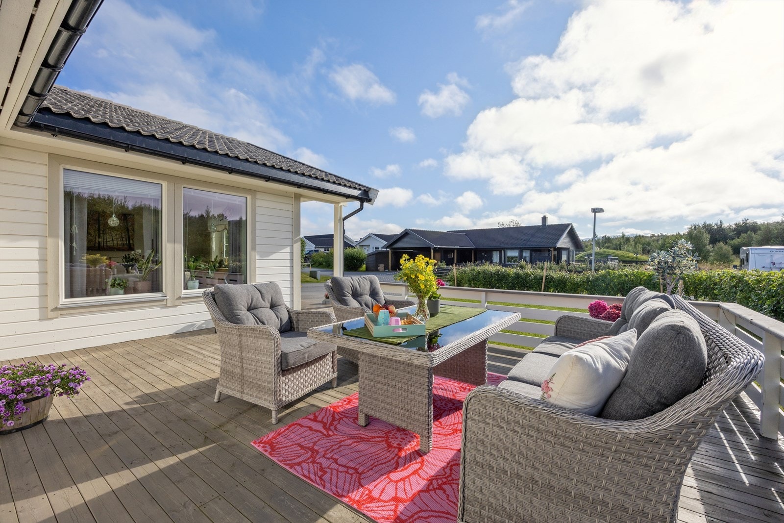 En lun og romslig terrasse som innbyr til å nyte lange sommerdager ute. Galleribilde