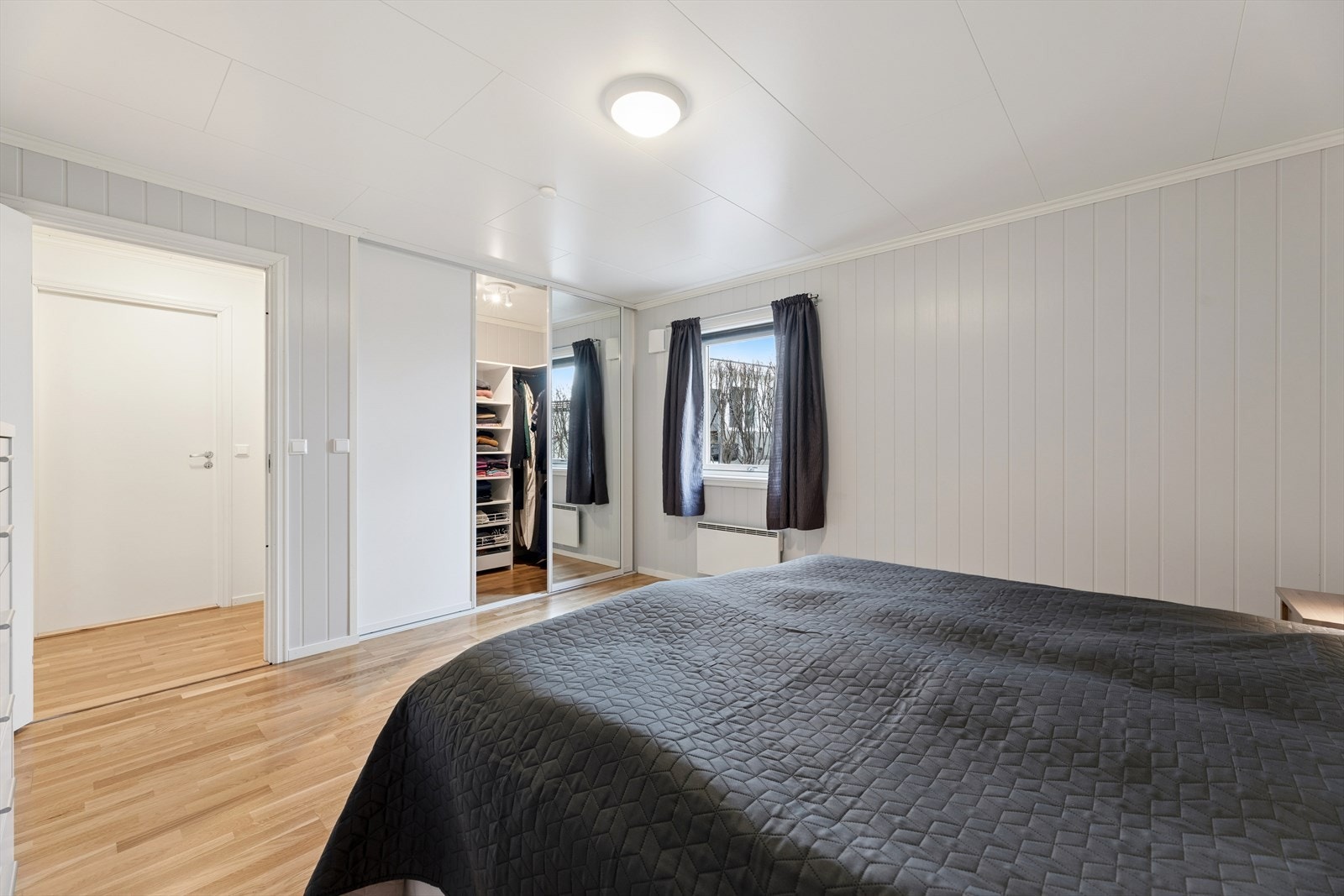 Det er svært god garderobeløsning på hovedsoverommet. Galleribilde