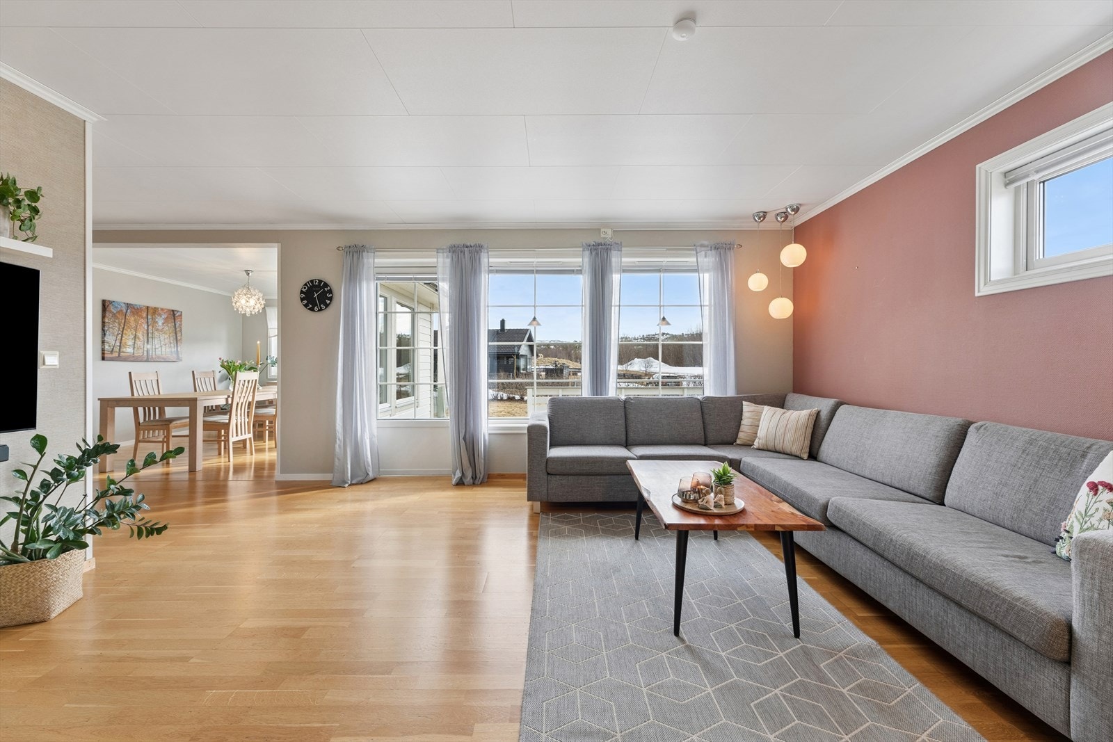 De store vindusflatene gir rikelig med naturlig lys til oppholdsrommene. Galleribilde