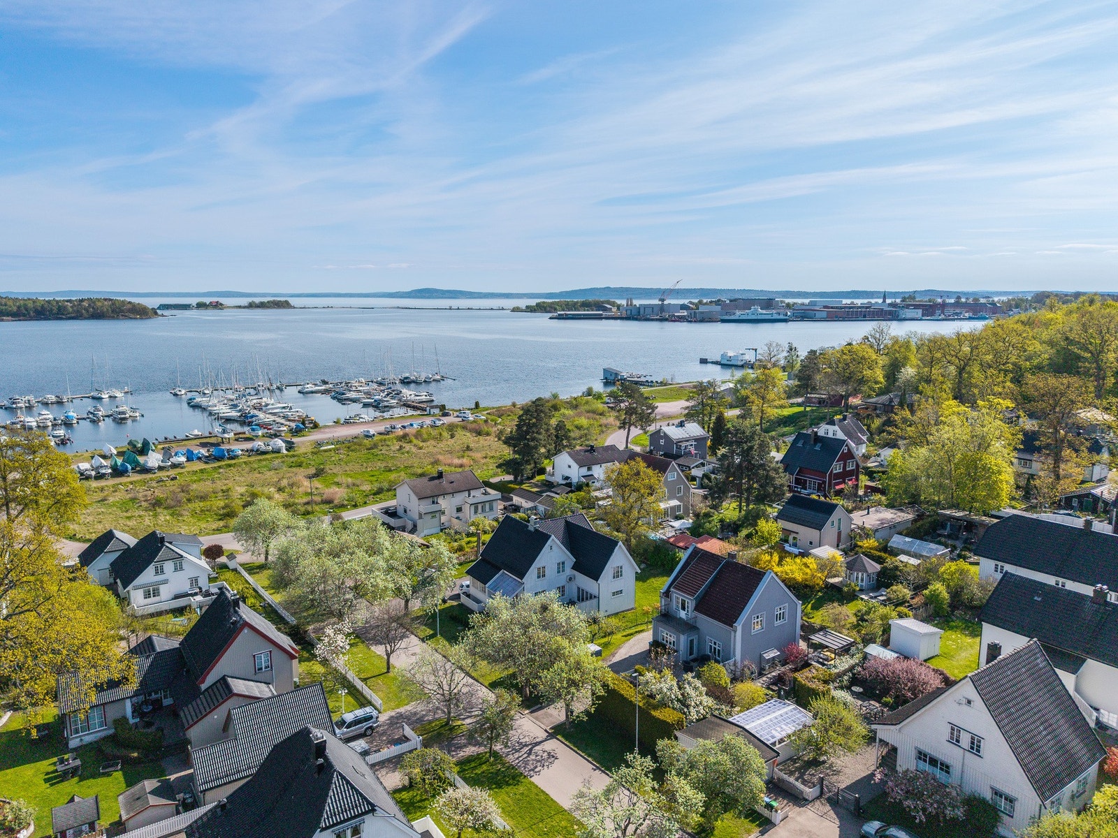 Her ser vi et dronebilde motsatt vei med fjorden og Karljohansvern til høyre Galleribilde