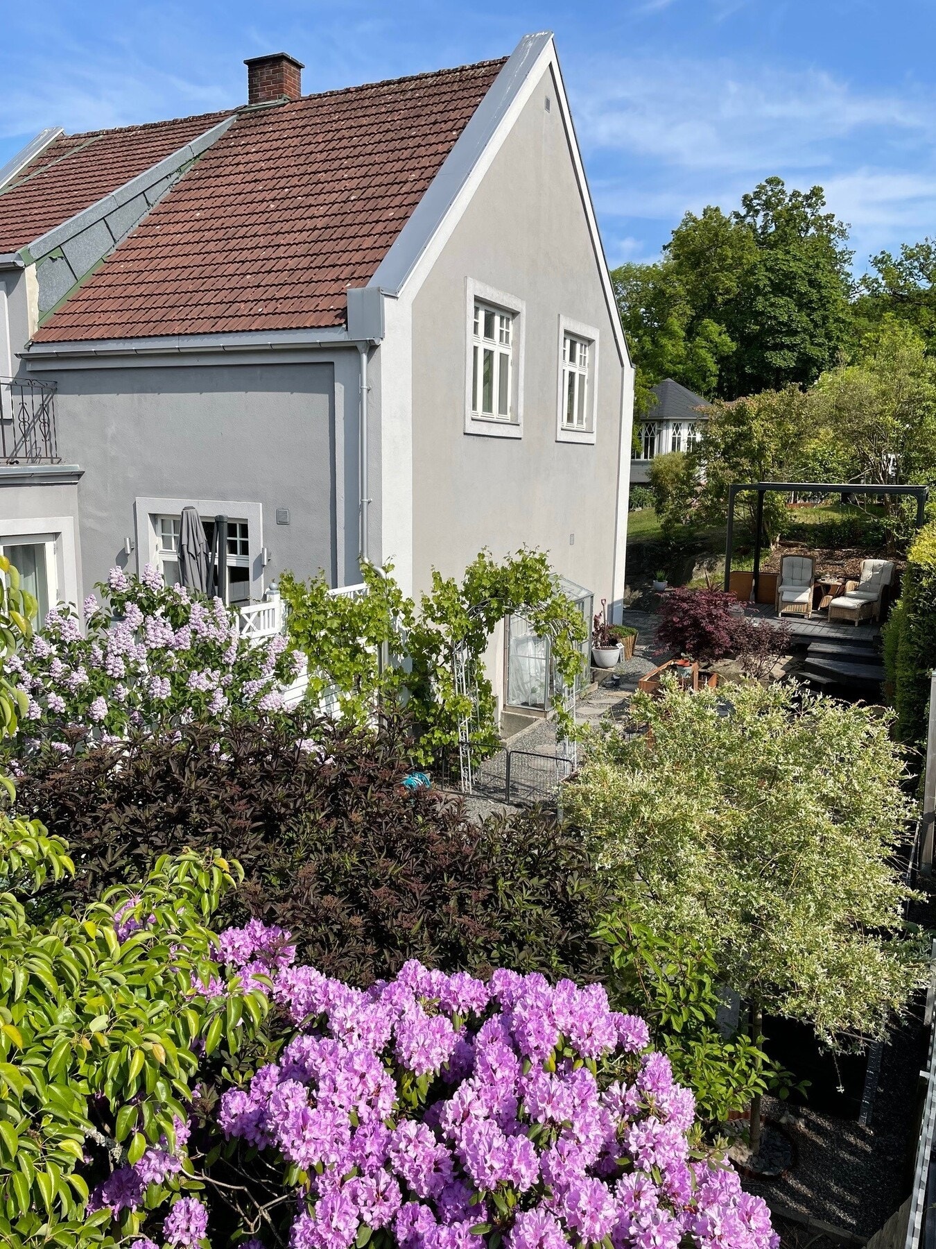 Her ser vi litt av bakhagen og pergolaen til høyre Galleribilde