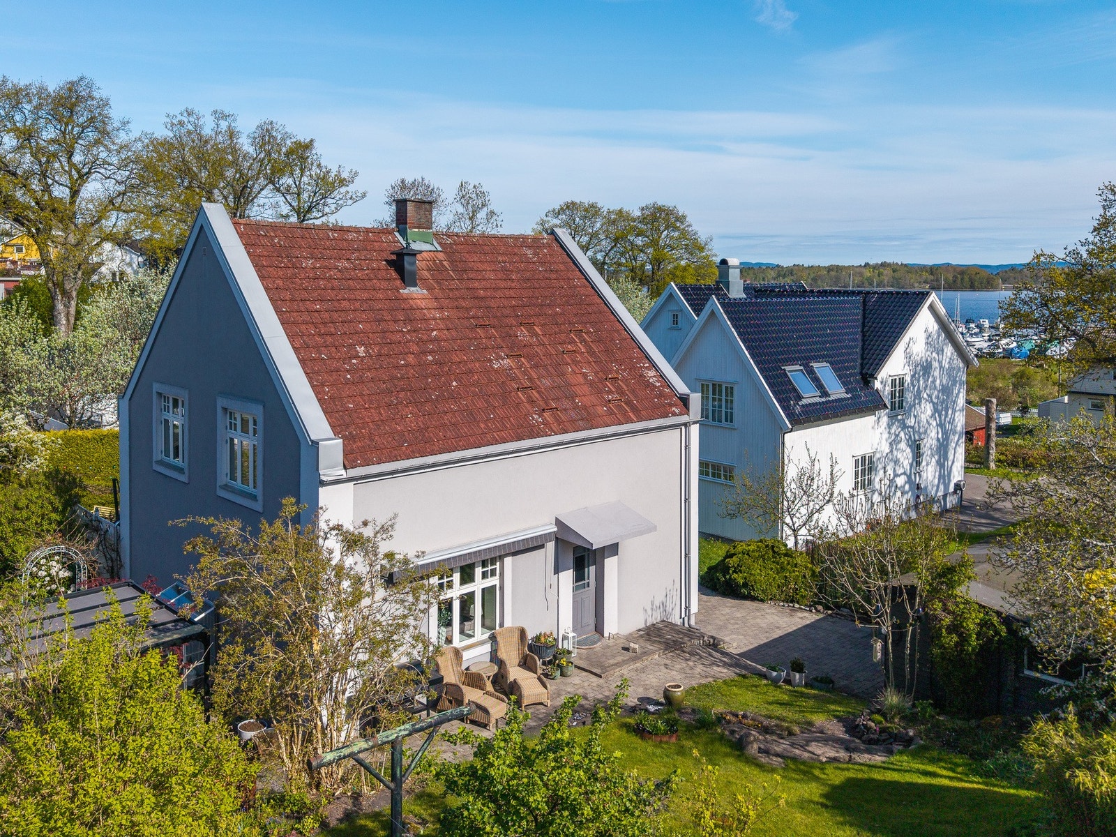 Her ser vi litt av bakhagen og inngangspartiet Galleribilde