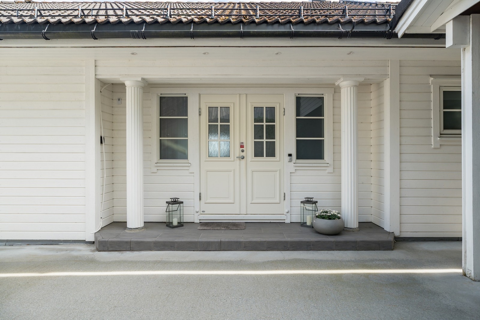Legg merke til at dekke og tilkomstveg opp er støpt. Pent, praktisk og lettstelt! Galleribilde