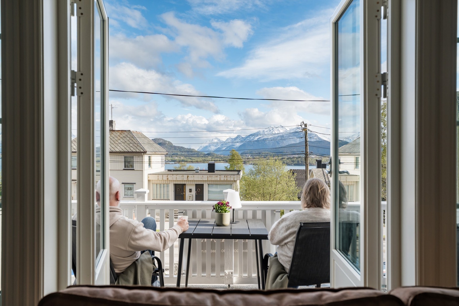 Her får du gode solforhold og en svært flott utsikt mot Borgundfjorden og Sunnmørsalpene! Galleribilde