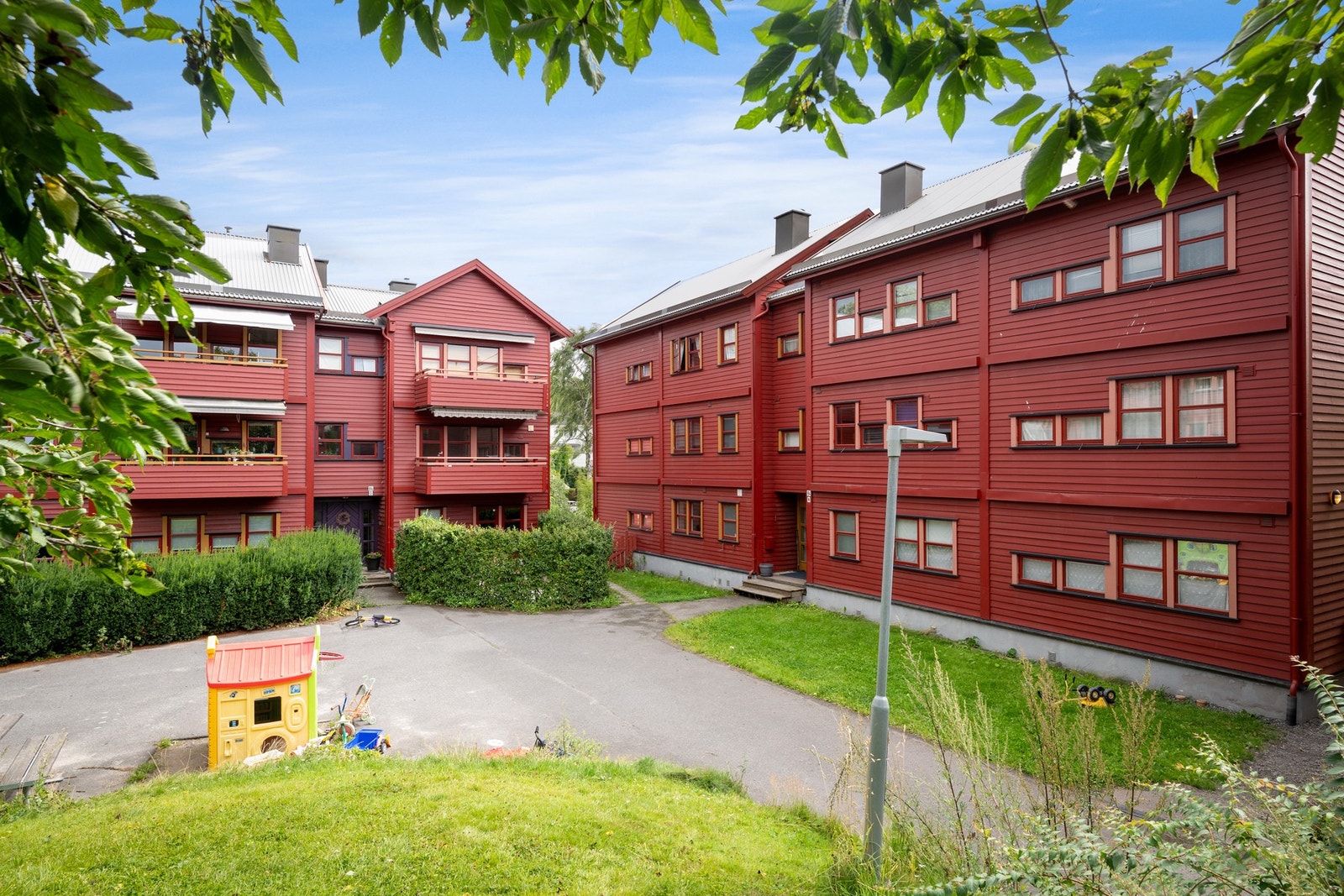 Flotte fellesområder med asfalterte gangveier og lekeplass for de små. Galleribilde