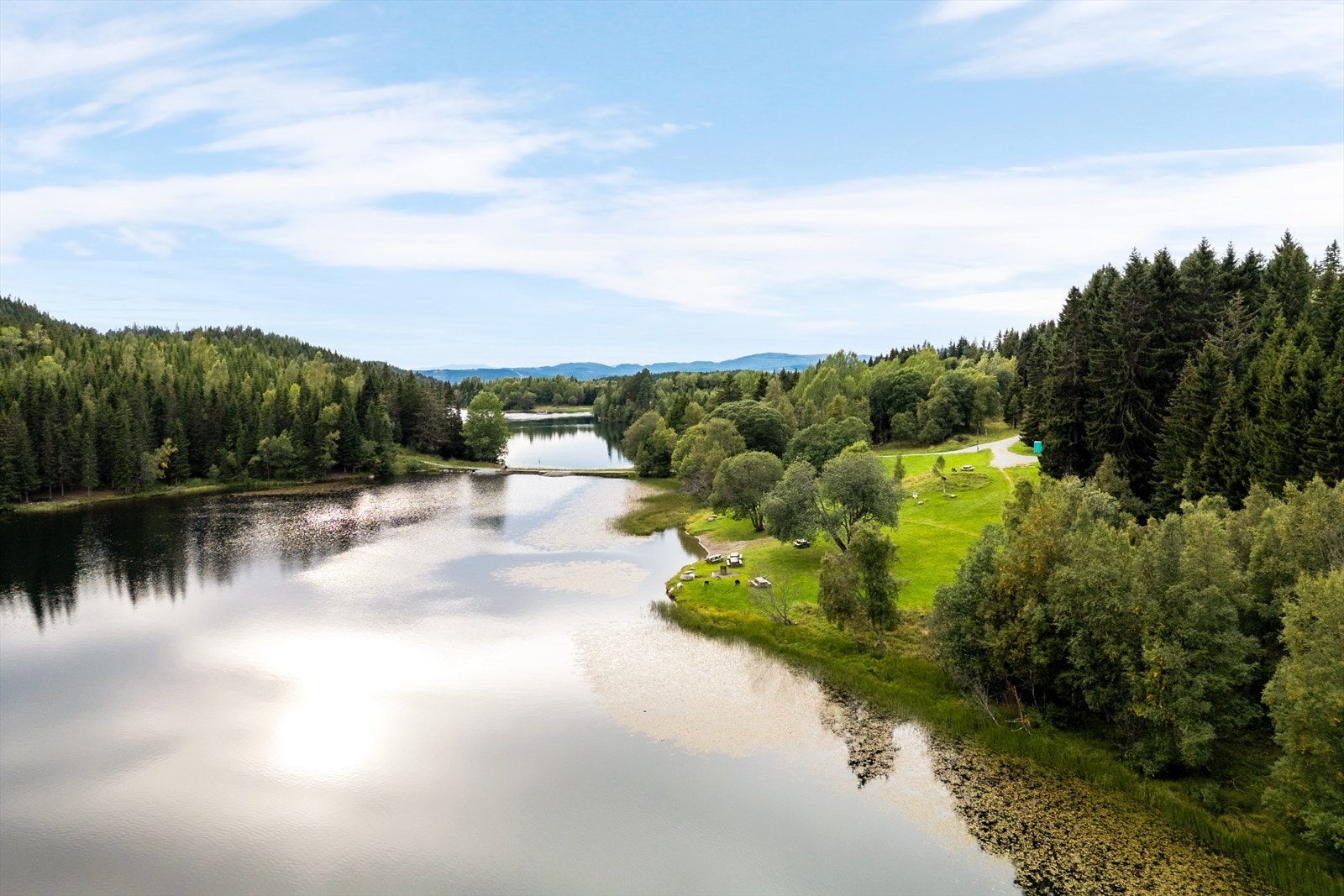 For den som er glad i utflukter i skog og mark, er Estenstadmarka stedet der man kan benytte kilometervis av turstier, badeplasser og lysløype på vinteren. Galleribilde