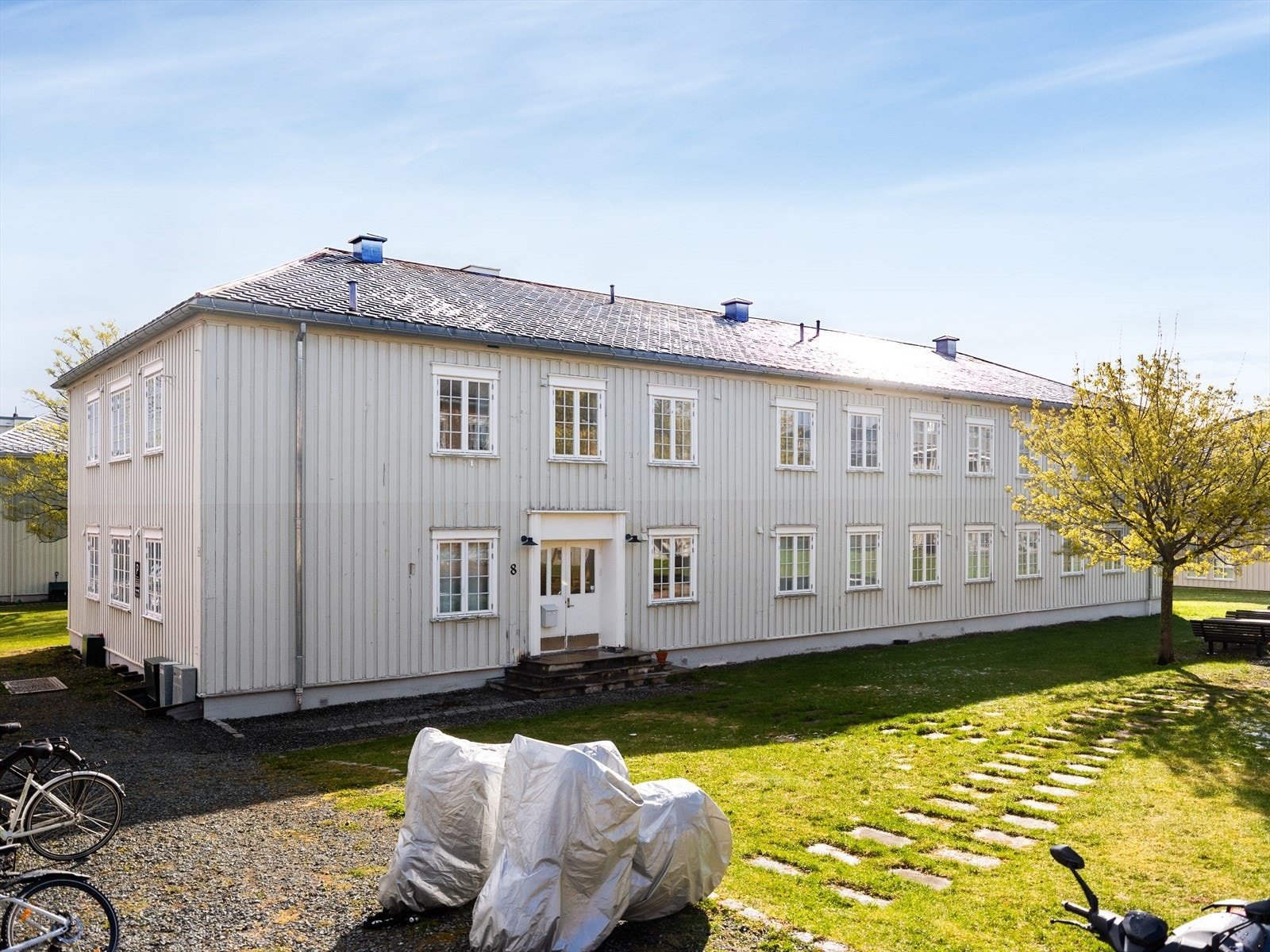 Boligen ligger i byggets andre etasje, som ble rehabilitert i 2007. Opprinnelig var dette en mannskapsbrakke fra 2.verdenskrig. Galleribilde