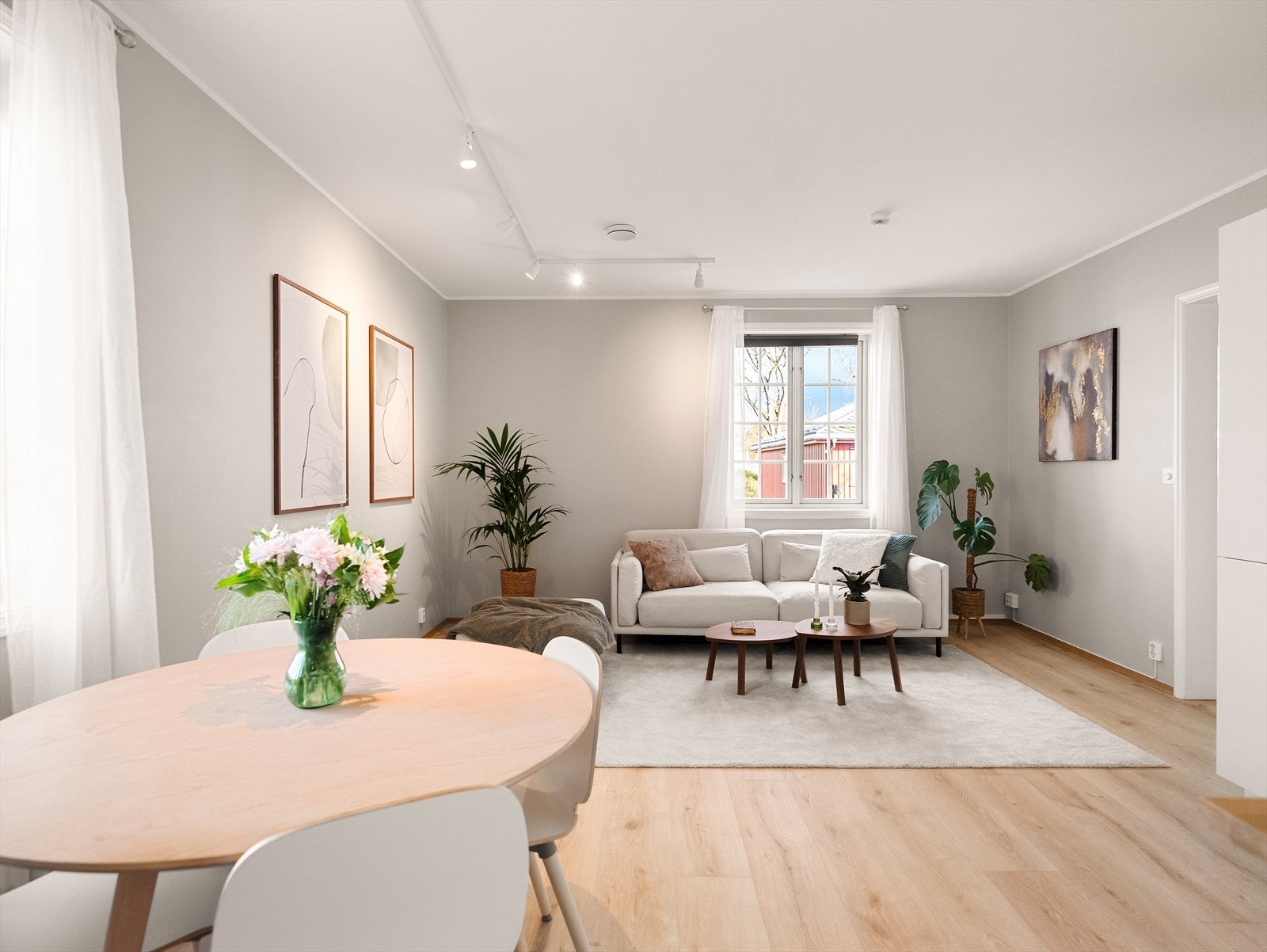 Rommets gode utforming gjør at man naturlig kan innrede i ulike soner med både sofa- og spisegruppe. Galleribilde