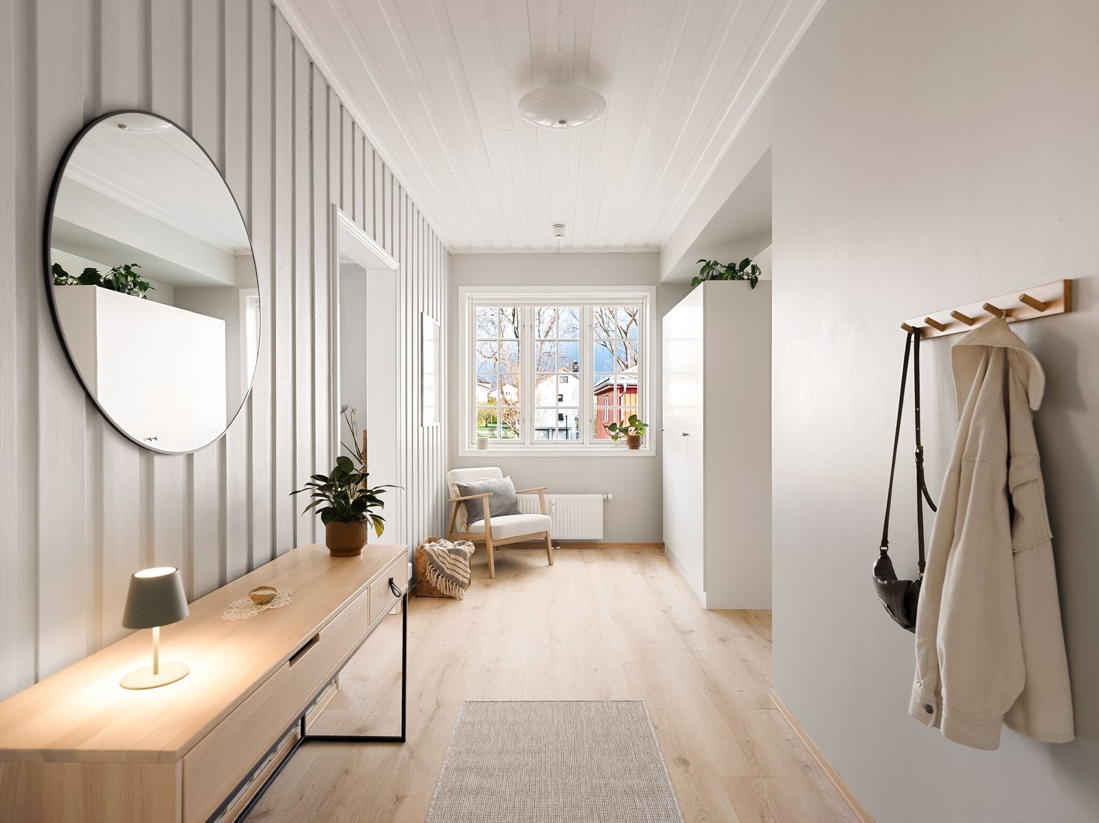 Inn i boligen møtes man av en romslig entré holdt i delikate gråtoner, som gir et solid førsteinntrykk. Galleribilde