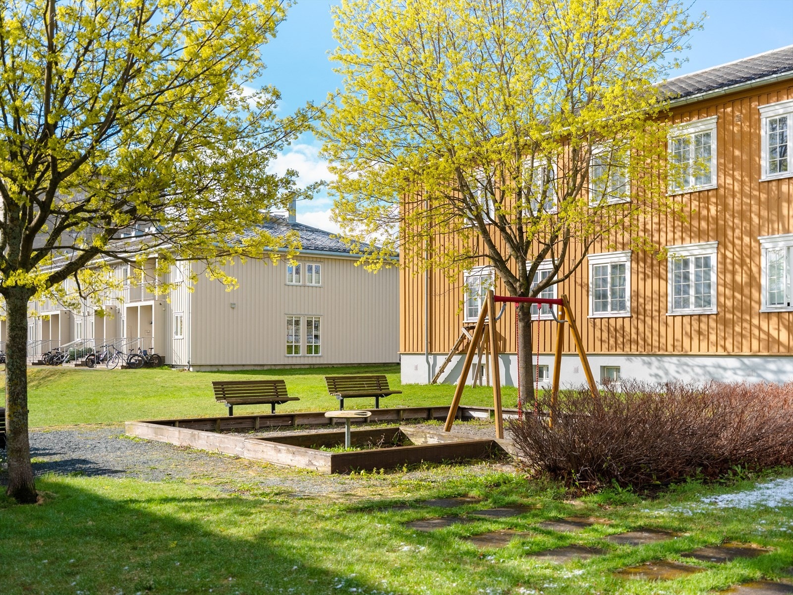 Persaunet Leir er kjent for sin parklignende stil, med flotte grøntområder som fritt kan disponeres av borettslagets medlemmer. Galleribilde
