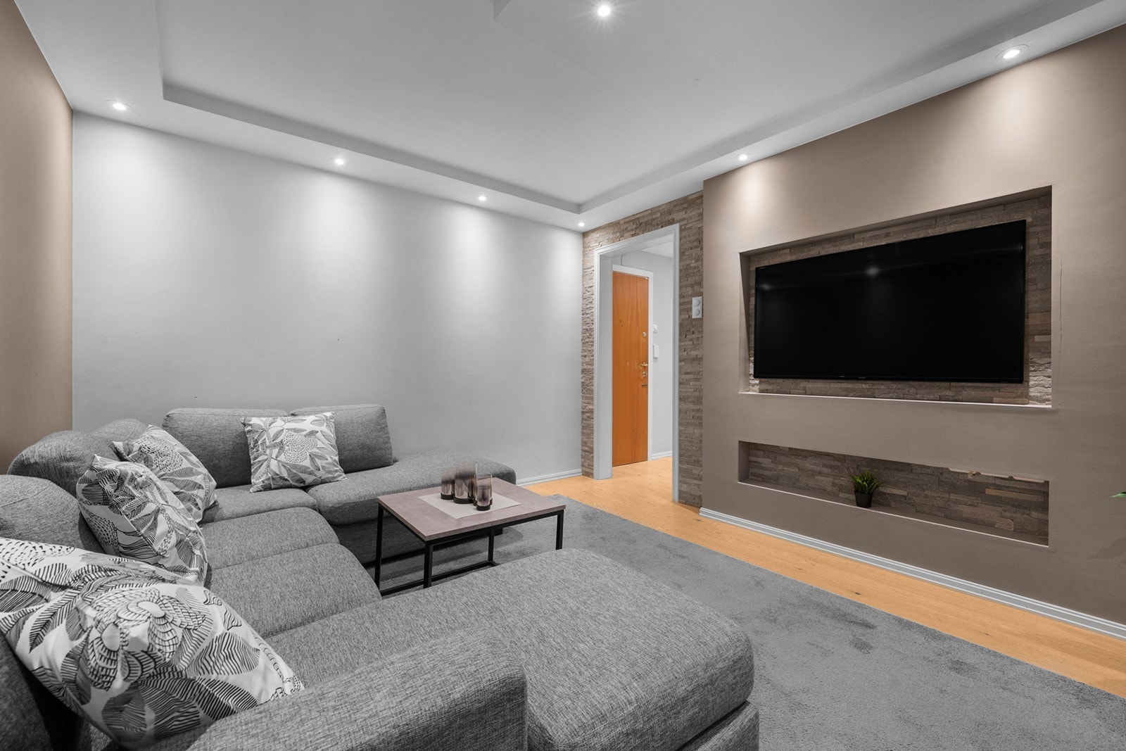 Her er det god plass til sofagruppe, TV-løsning med tilhørende møblement, spisebord og øvrig ønsket innredning. Galleribilde