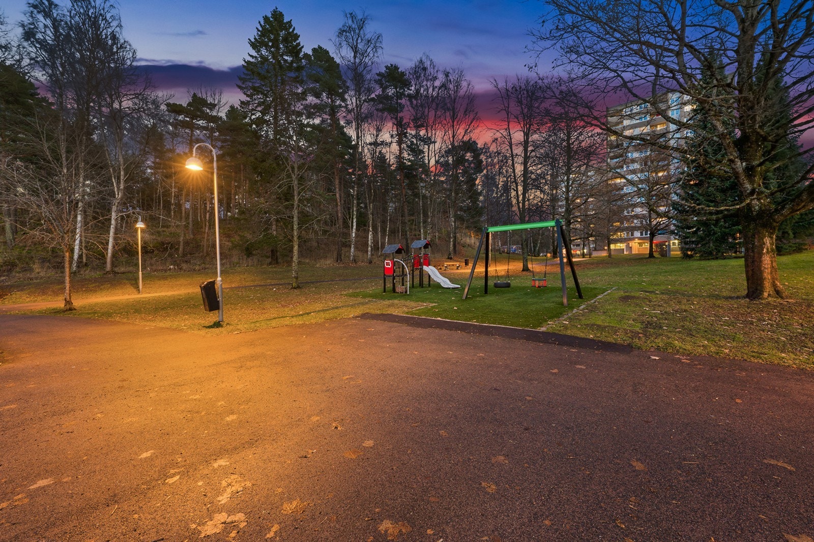 Eiendommen ligger i det attraktive nabolaget Solfjellet, som er spesielt anbefalt for familier med barn, eldre og enslige. Galleribilde
