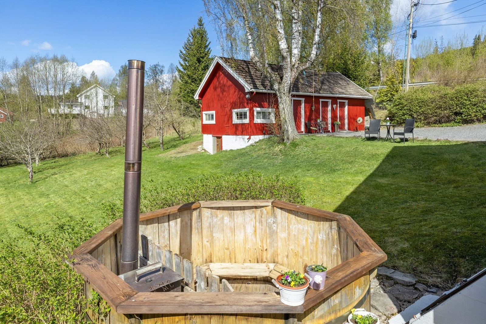 På tomten finner du også en vedfyrt badestamp i tre, perfekt for flotte kvelder. Galleribilde