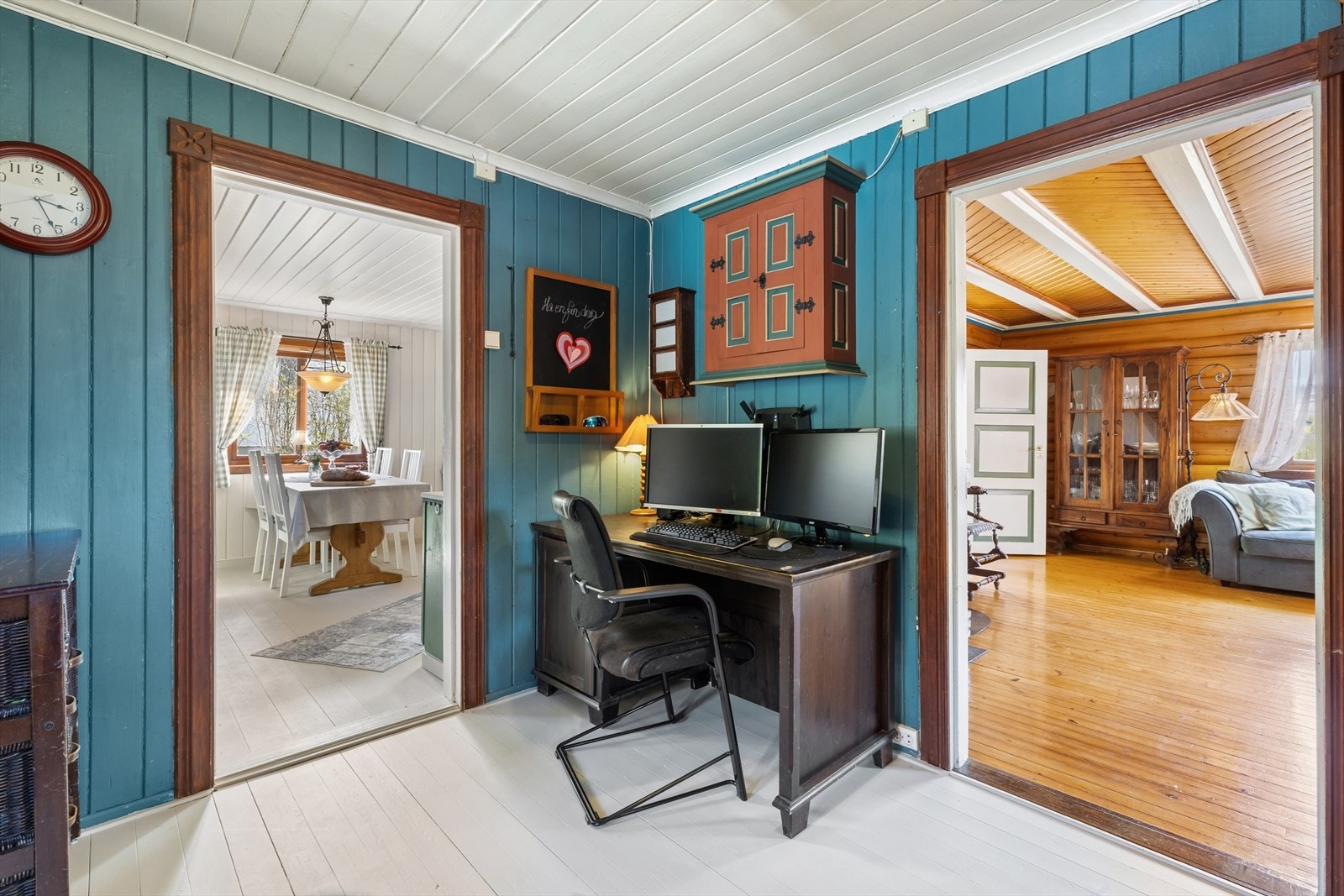Gangen i første etasje fungerer som et bindeledd mellom etasjens rom, med plass til en kontorkrok. Galleribilde