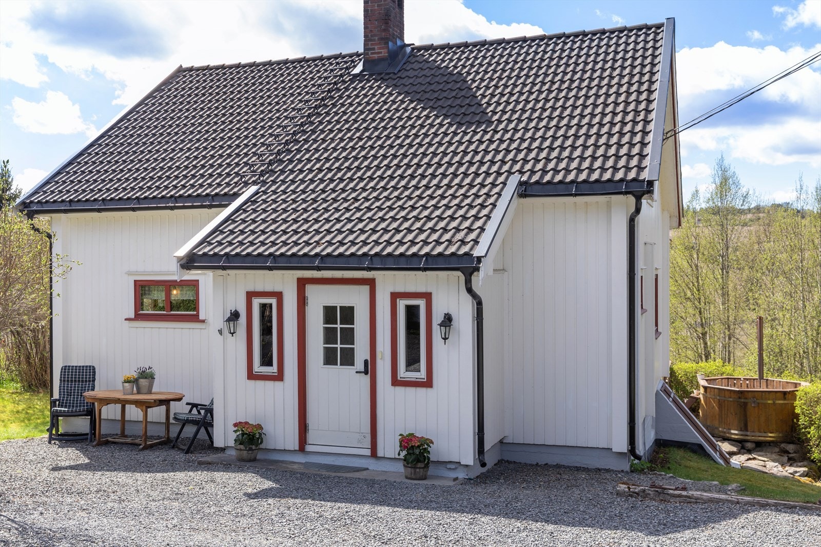 Taket ble lagt om med ny betongtakstein i 2006. Galleribilde