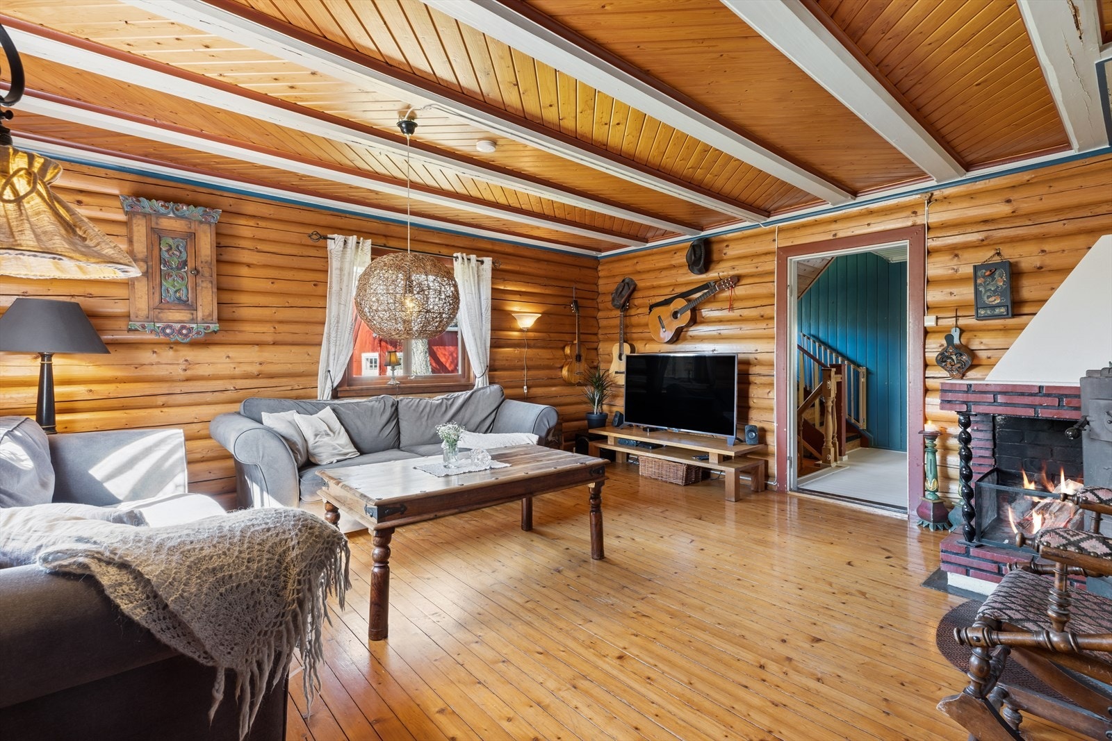 Romslig stue med god plass til en stor sofagruppe. Galleribilde