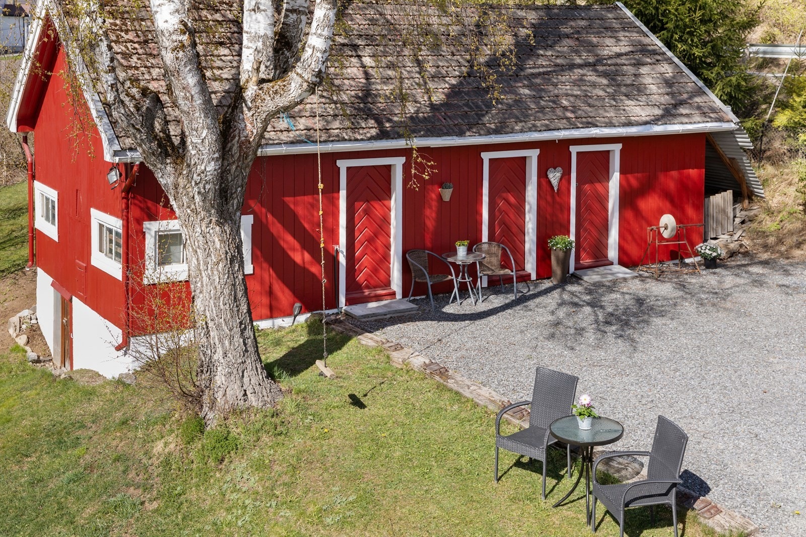 Uthuset er på 52 kvadratmeter og inneholder blant annet stall og vedbod. Galleribilde