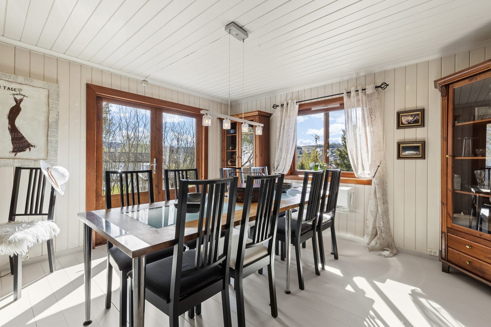 Spisestuen har plass til langbord og har direkte utgang til en terrasse på rundt 50 kvadratmeter. Galleribilde