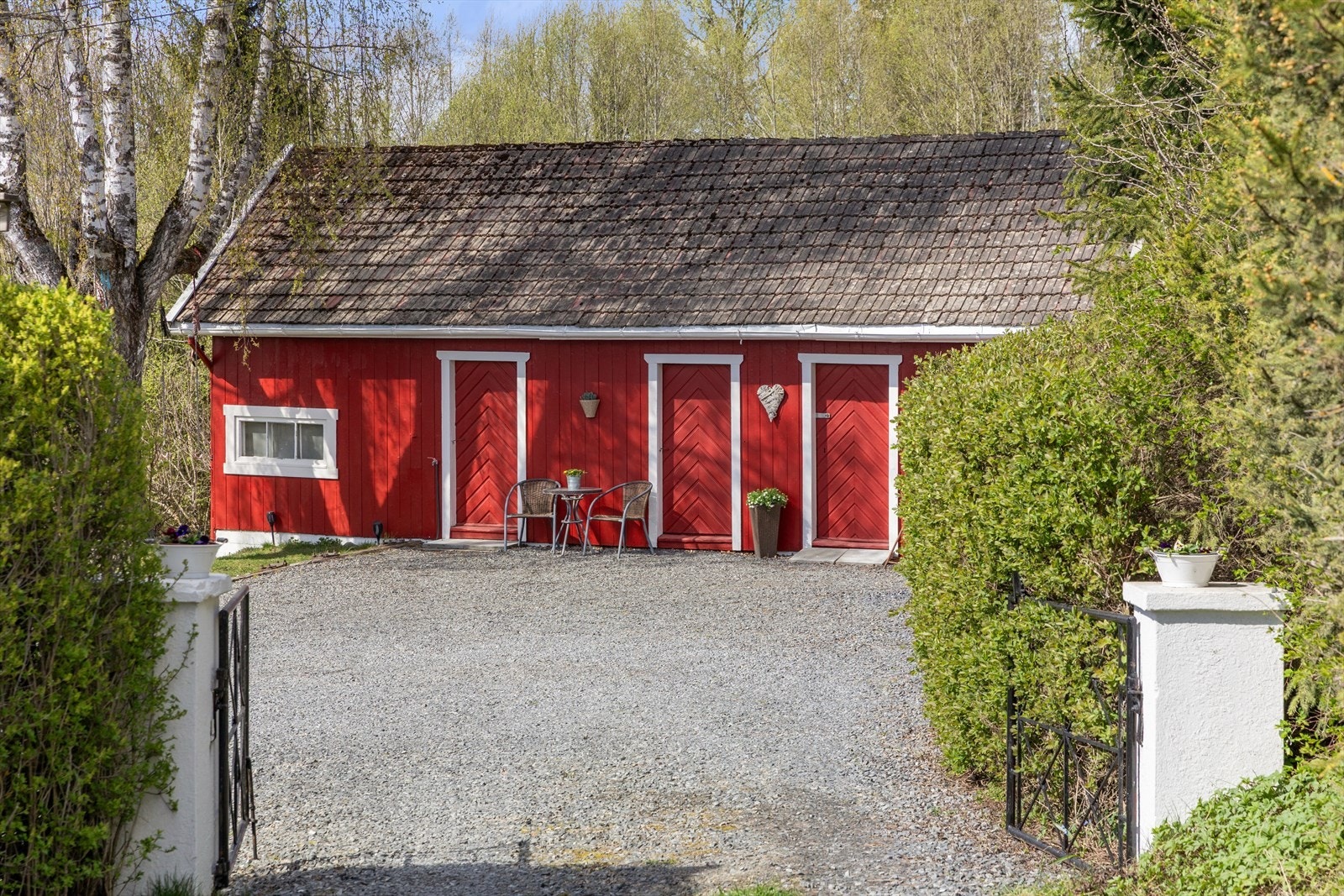 Uthuset har tak tekket med takstein, og er oppført på en grunnmur av betong. Galleribilde