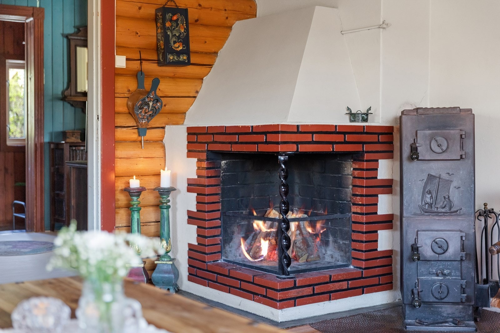 Den åpne peisen i stuen gir både varme og hygge. Galleribilde