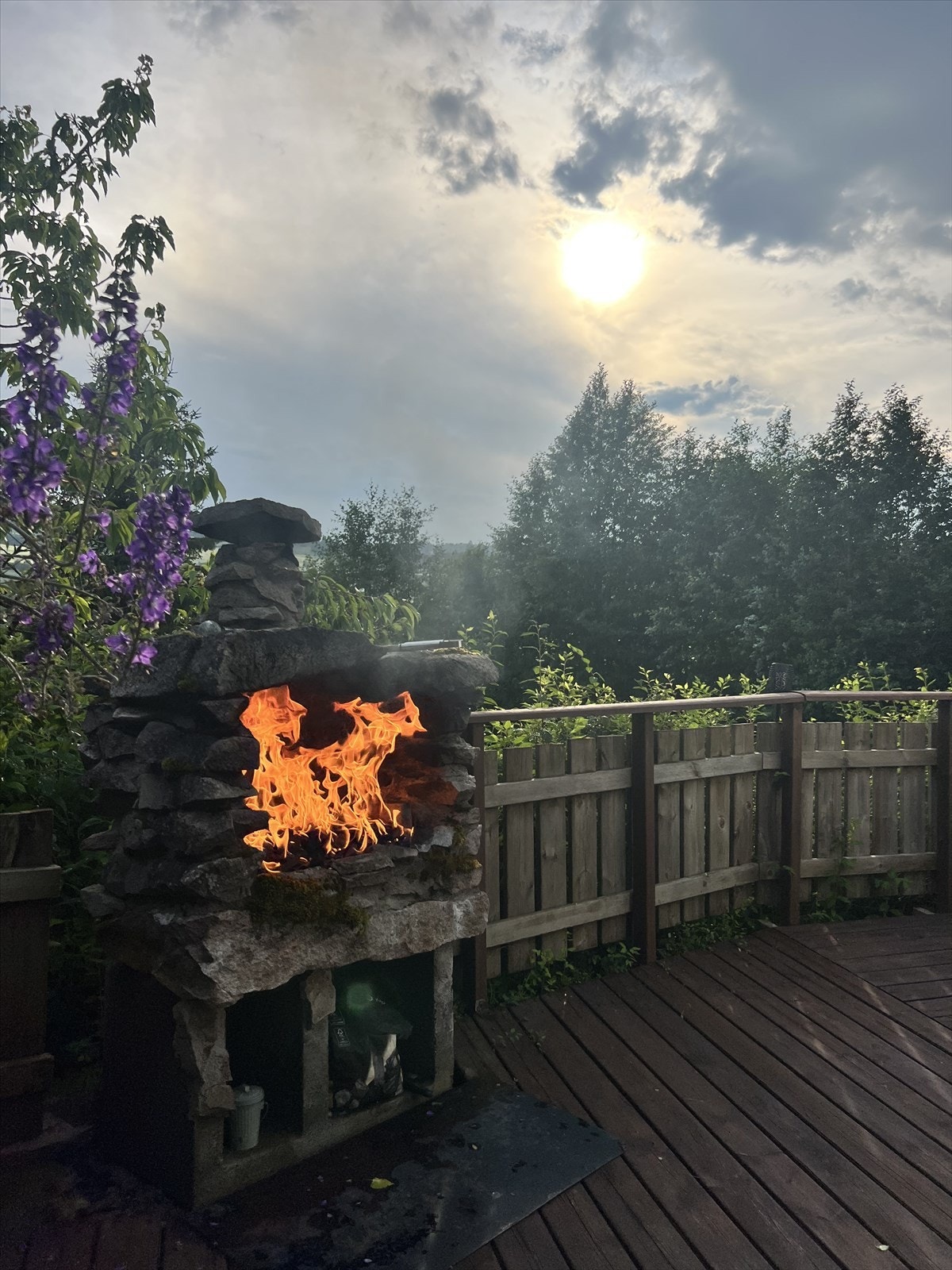 Den plassbygde utepeisen på terrassen forlenger sommerkveldene. Galleribilde