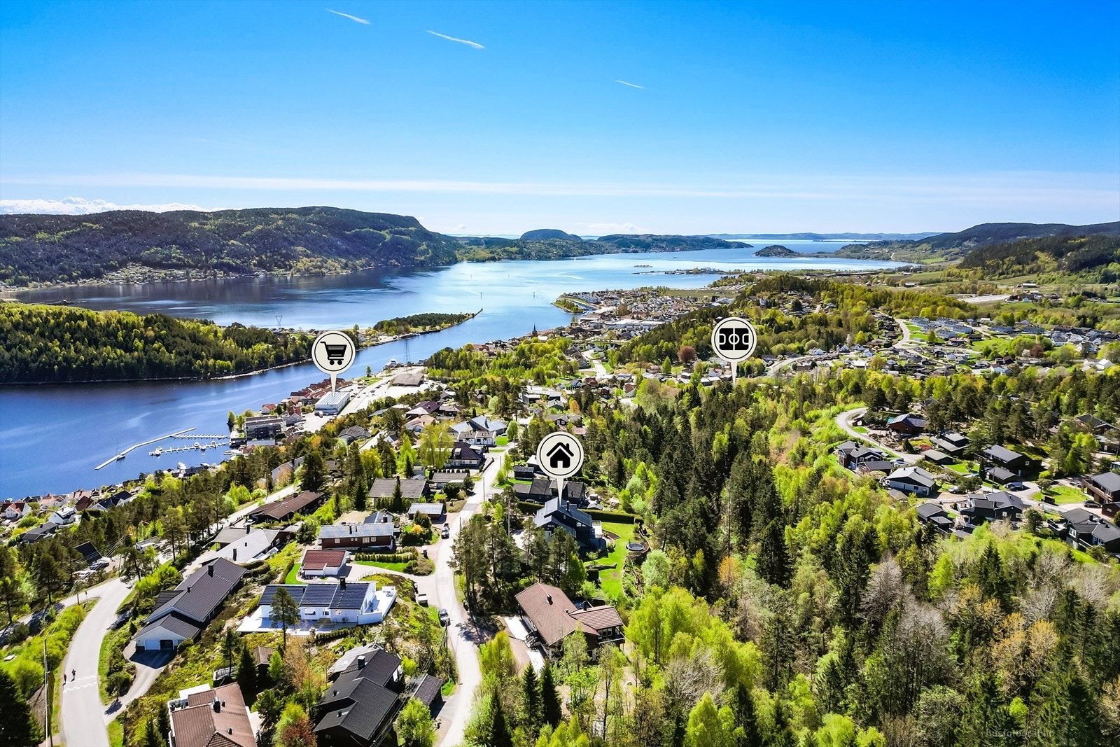 Eiendommen ligger høyt og fritt med kort vei til både Svelvik sentrum og turområder. Galleribilde