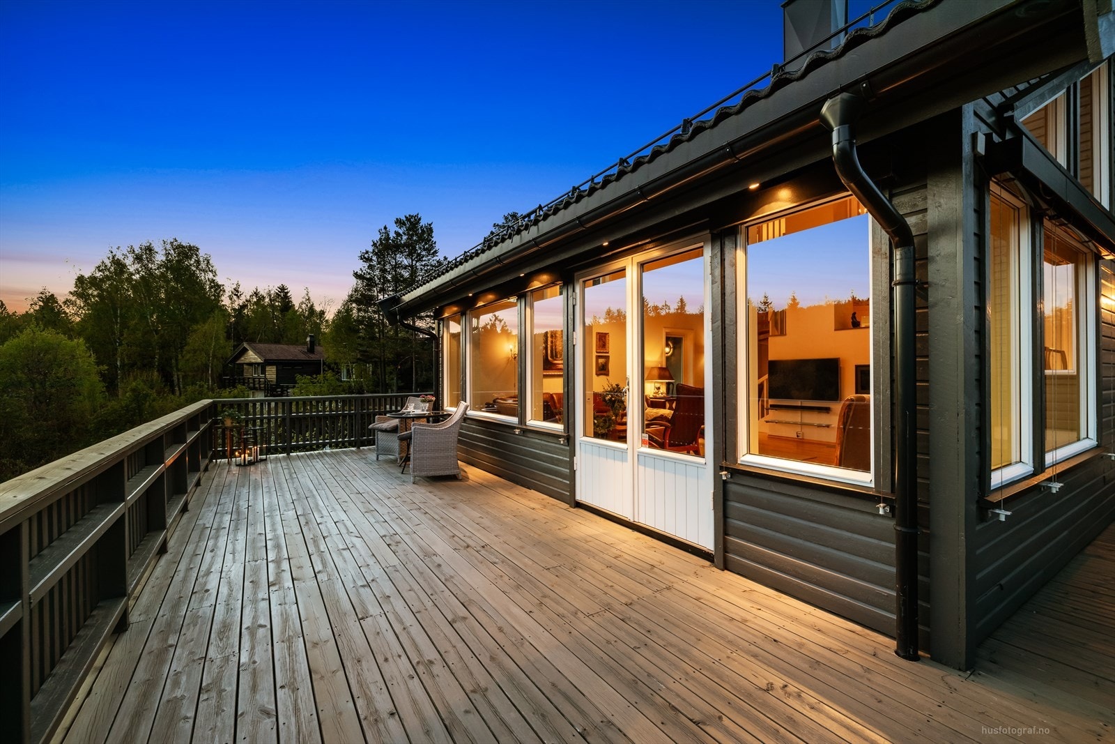 Den store terrassen er en perfekt arena for sosiale sammenkomster. Her kan man invitere til en uforglemmelig sommerkveld. Galleribilde
