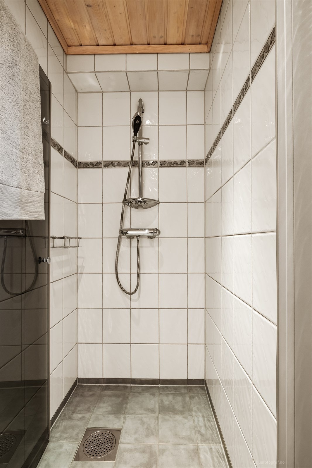 Badet har et separat dusjhjørne med innfellbare glassdører. Galleribilde