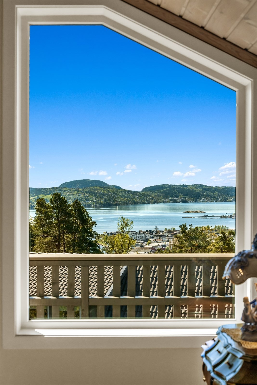 Fra hemsen er det vidstrakt utsikt over fjorden. Galleribilde