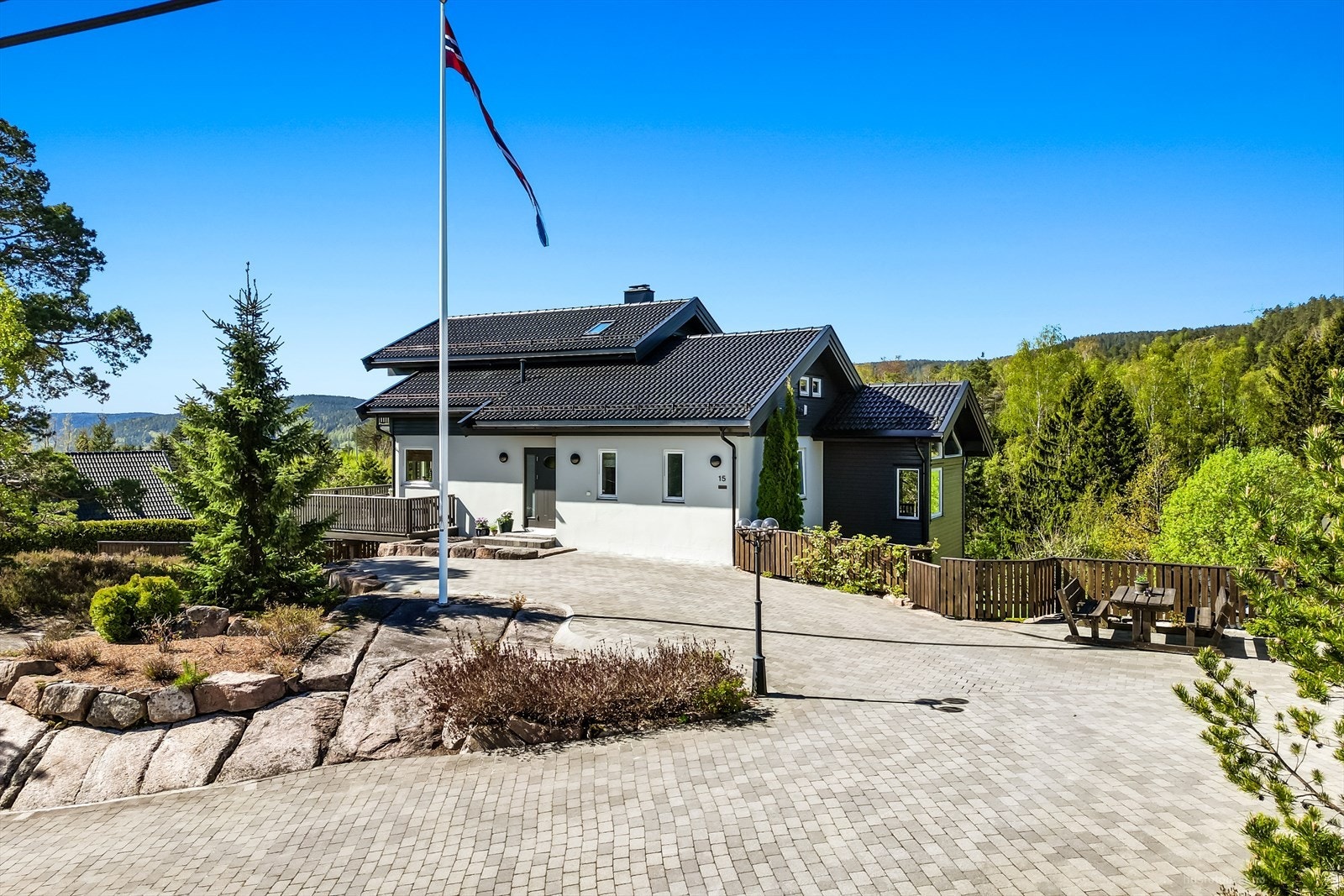 Eiendommen ble tildelt "Byggeskikkprisen 2010" og har en meget pent opparbeidet, steinbelagt gårdsplass og dobbelgarasje. Galleribilde