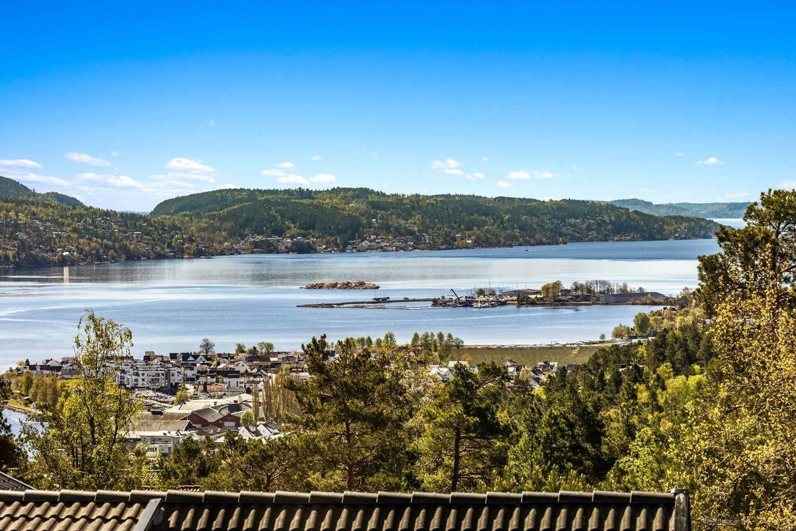 Fra eiendommen er det nydelig fjordutsikt! Galleribilde