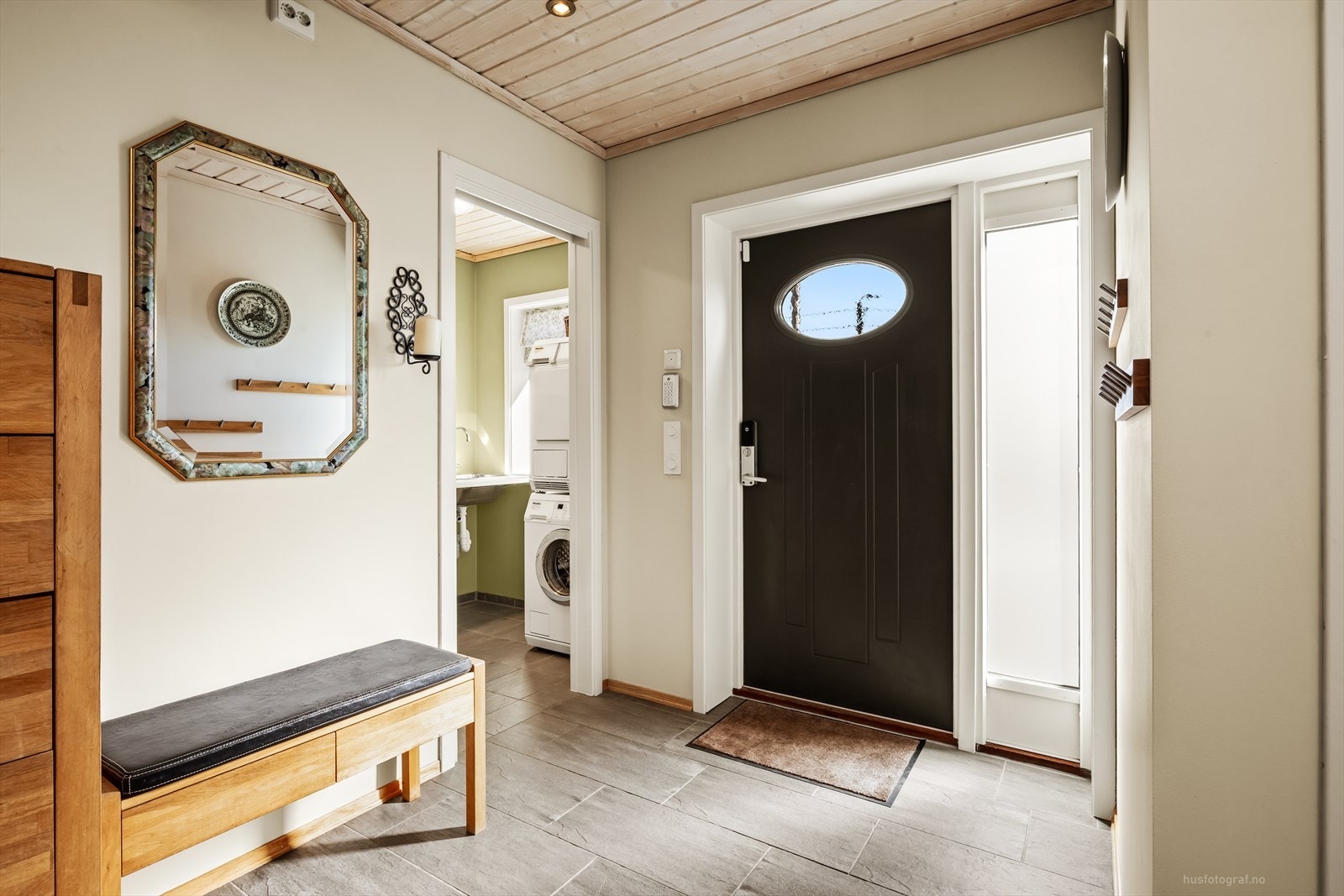 Velkommen inn til en romslig entré med adkomst til separat toalettrom og vaskerom. Galleribilde