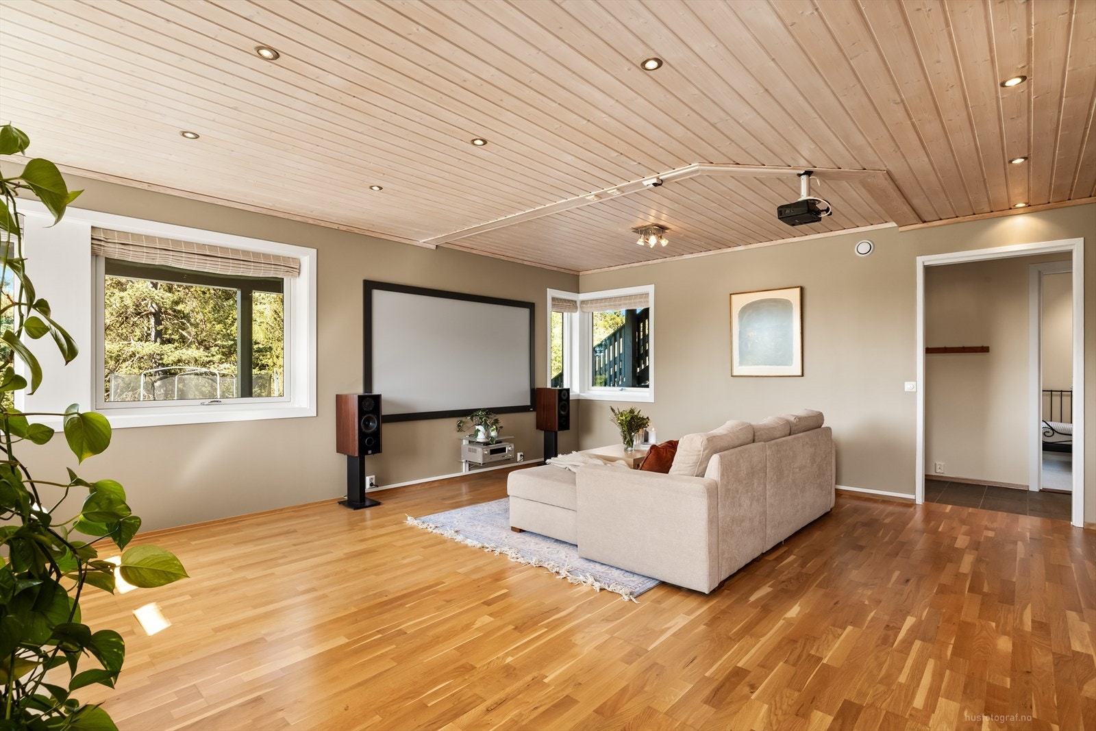 Stue i underetasjen, perfekt som TV-stue eller lekerom for barna. Mediehjørnet var opprinnelig det femte soverommet iht. godkjent byggetegning. Galleribilde