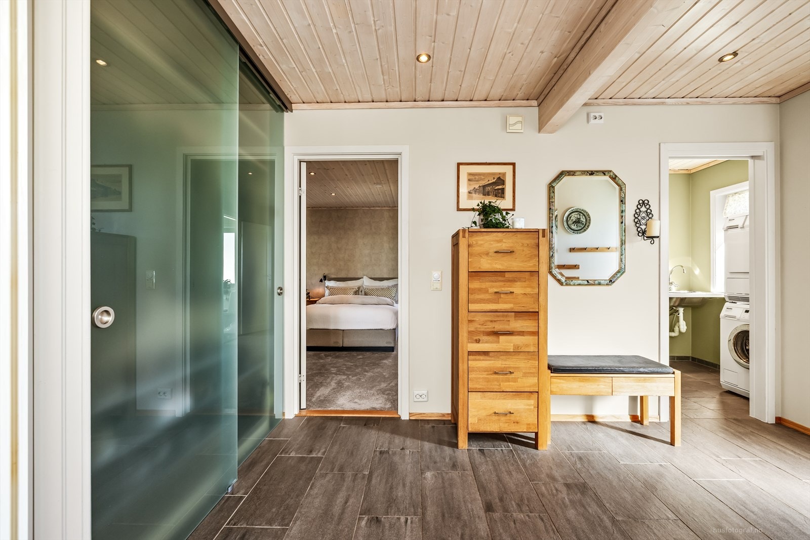 Fra gangen i første etasje er det tilgang til soverom, bad og vaskerom. Galleribilde