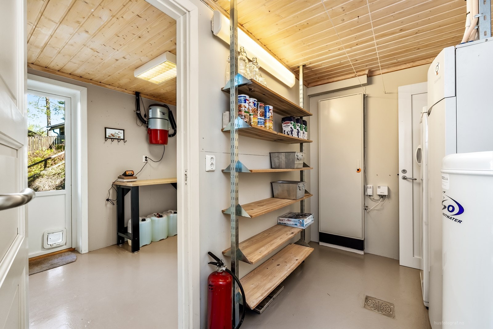 Teknisk rom med sentralstøvsuger og aggregat for bergvarme. Galleribilde
