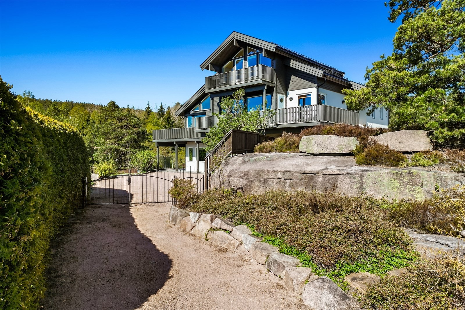 Pent opparbeidet adkomst til eiendommen. Galleribilde
