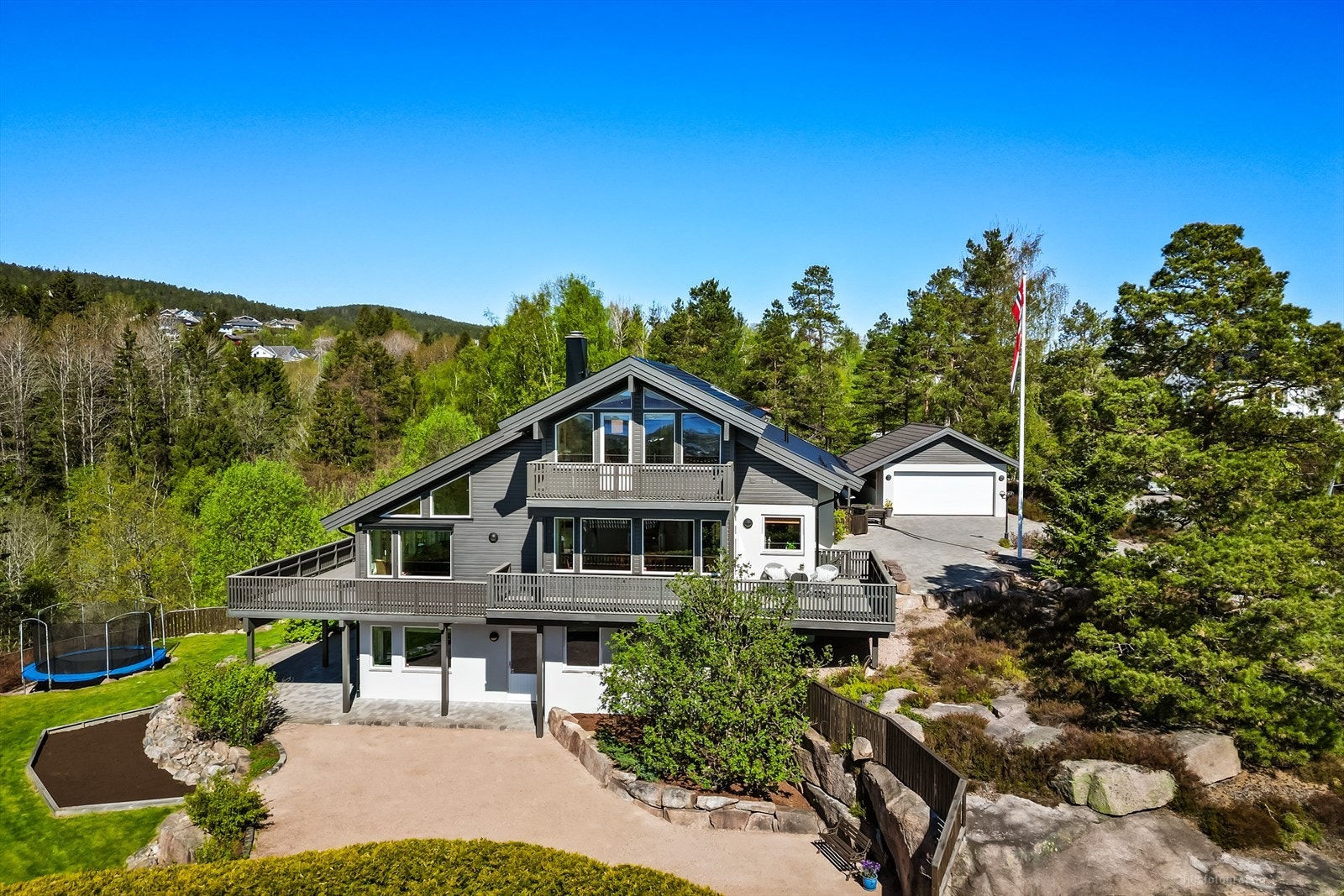 Boligen har en flott plassering på den store naturtomten. Galleribilde