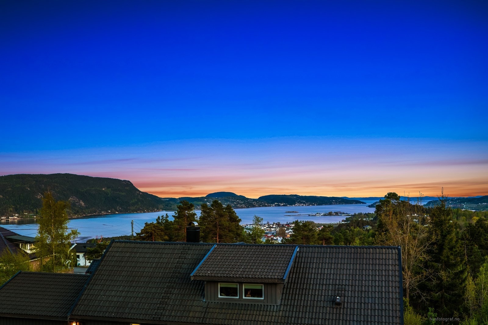 Fra eiendommen kan man nyte denne fantastiske utsikten og gode solforhold. Galleribilde