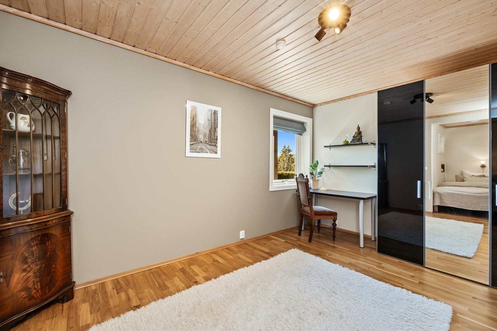 Soverom med plass til både seng og arbeidsplass, samt garderobe. Galleribilde