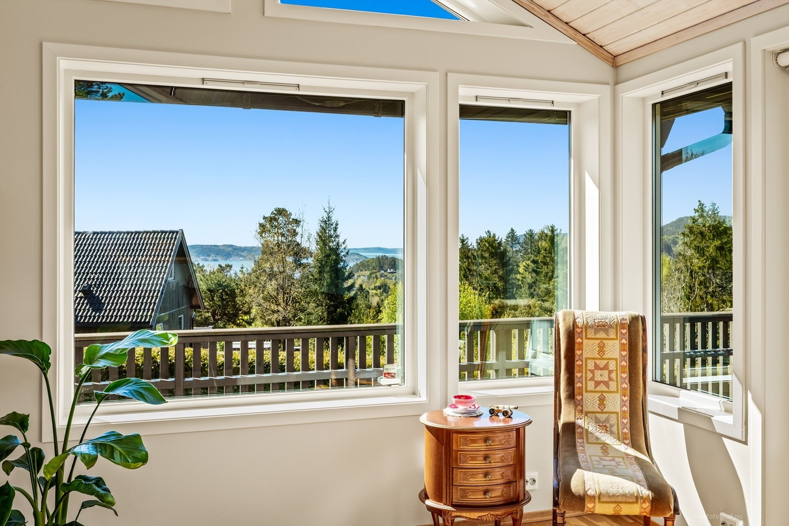 Vinduene rammer inn den flotte utsikten mot fjorden og det omkringliggende landskapet. Galleribilde