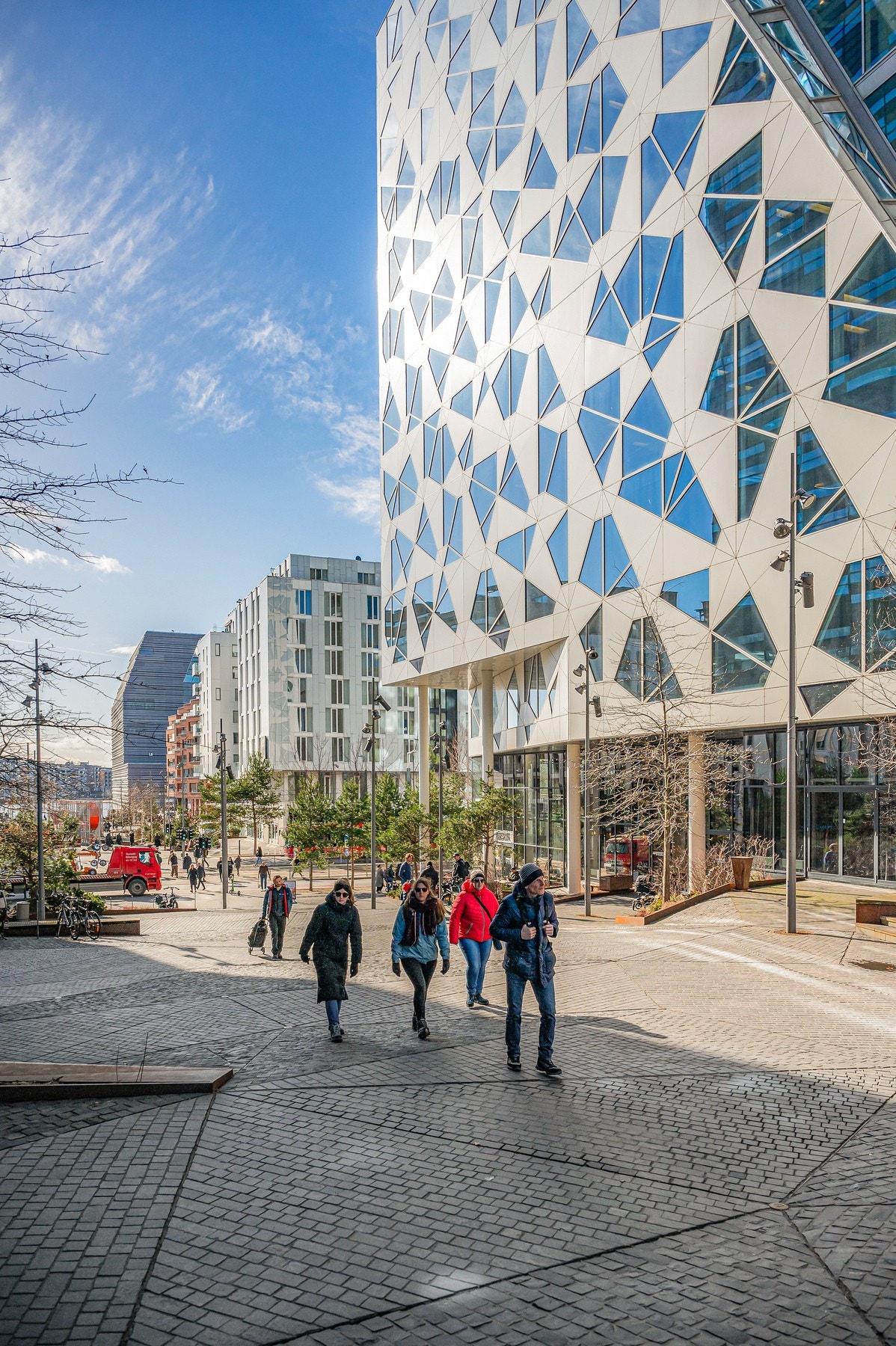 Kort vei til Bjørvika - ca. 10 minutter å gå - rikt utvalg av kafeèr og restauranter. Galleribilde