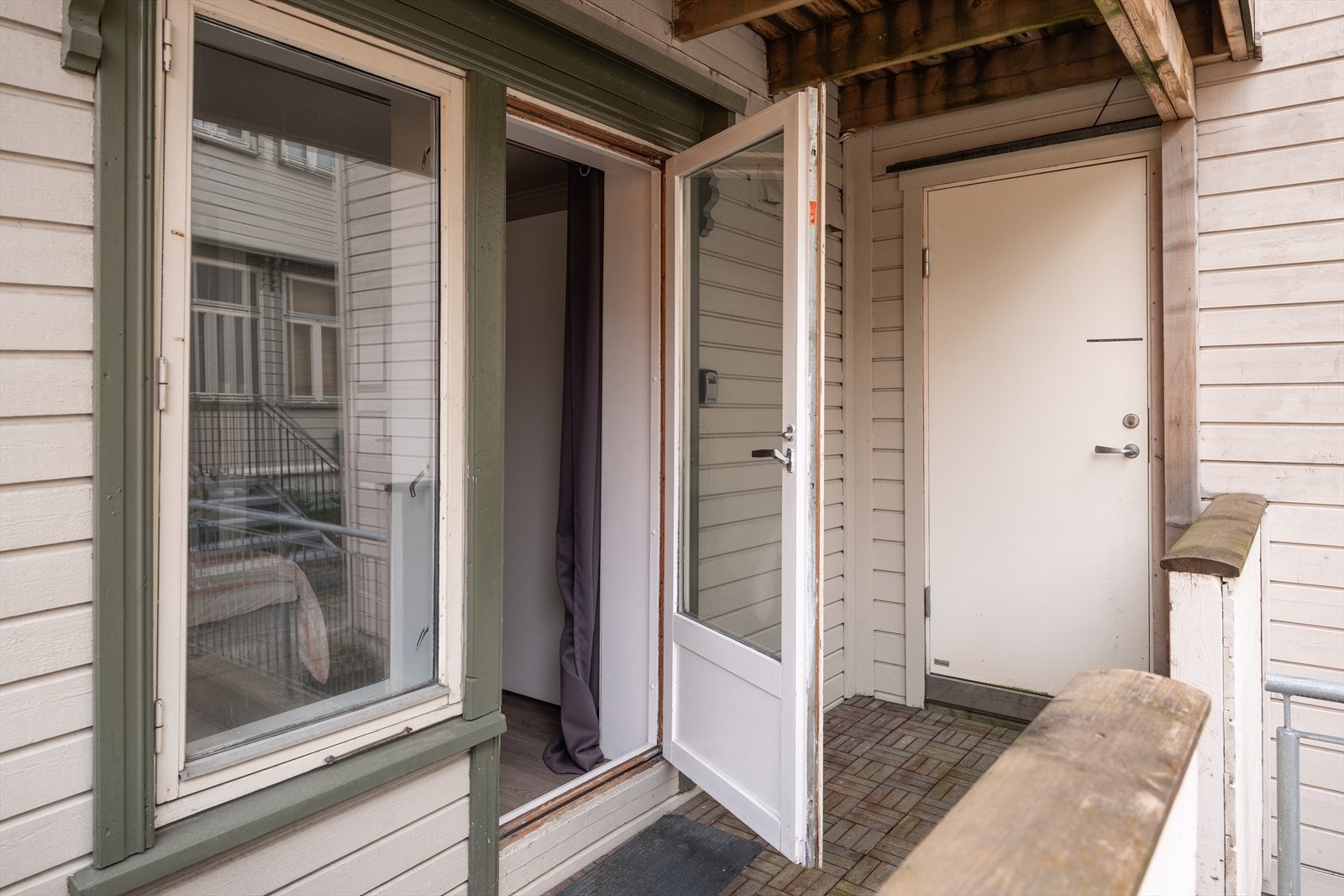 Fra soverommet er det direkte adkomst til verandaen - perfekt på varme sommerdager. Verandaen måler 5m² og vender mot sørvest. Galleribilde