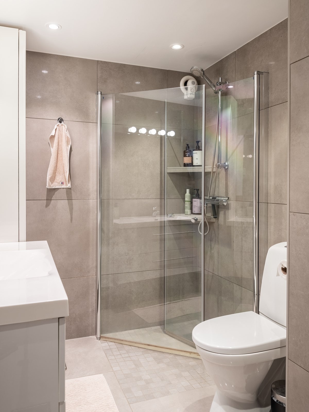 Videre byr badet på dusj med innfellbare dusjdører, gulvstående toalett, mekanisk avtrekksvifte og opplegg for vaskemaskin. Galleribilde